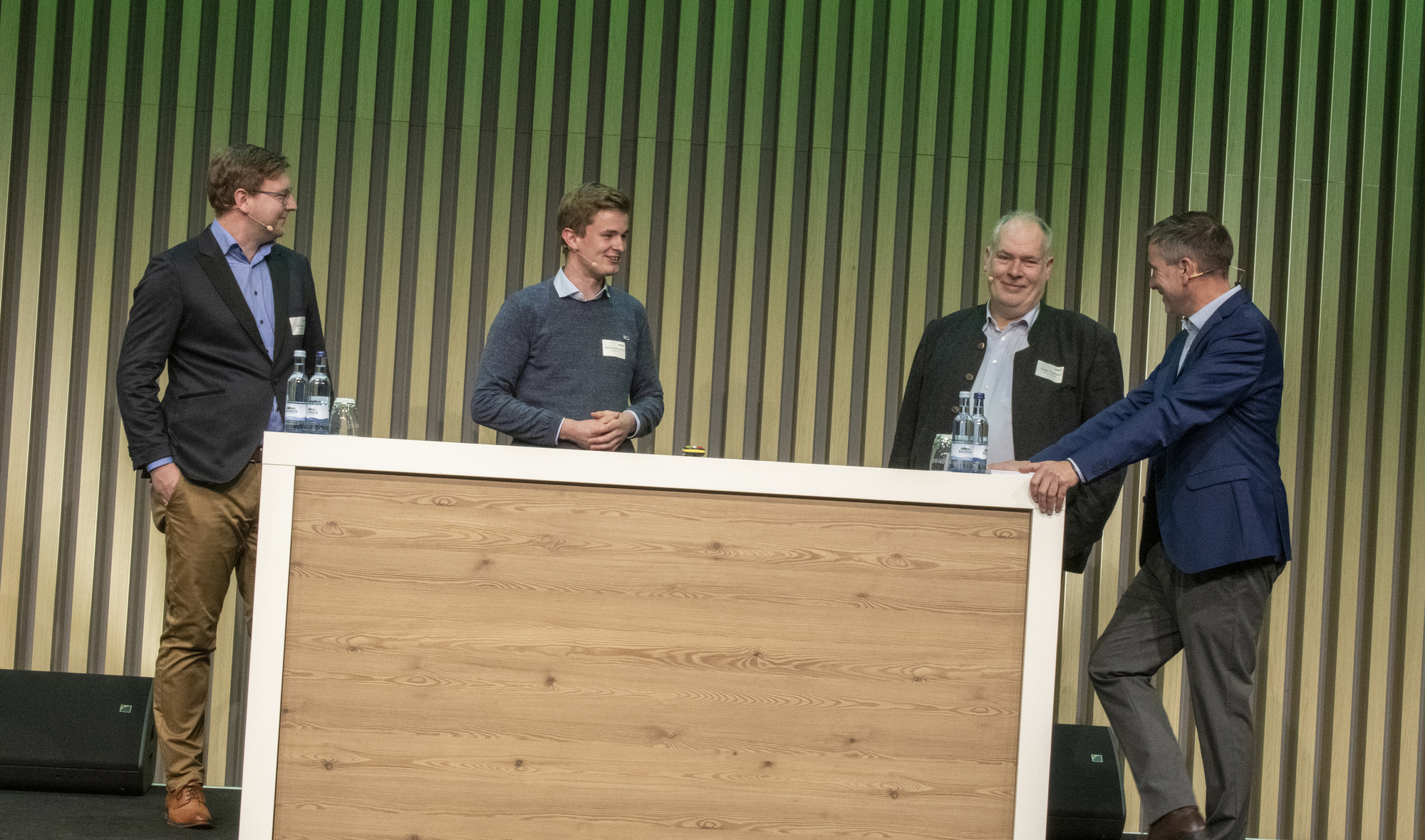 (v.l.) Die Ackerbauern Jan Brinkmann, Markus Schulze Wehninck und Karsten Twietmeyer haben ihre Betriebe umgestellt. Foto: Fendt