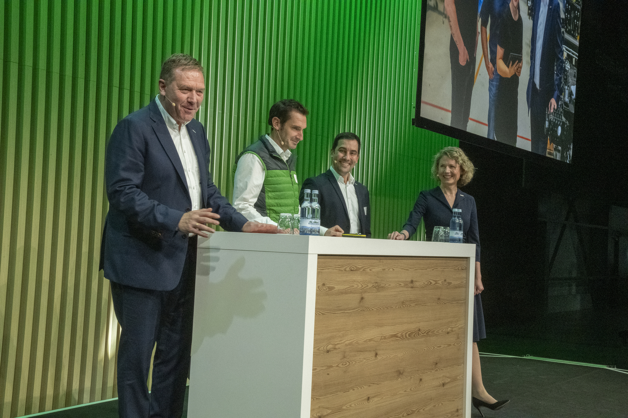 (v.l.) Welche Einflüsse für Innovationen wichtig sind, berichteten Christoph Gröblinghoff (Vorsitzender der Fendt Geschäftsführung), Thomas Enghof (Leiter der zentralen Planung Produktion Fendt) und Josef Mayer (Leiter Getriebeentwicklung, Fahrzeugversuch &amp; Musterbau Fendt). Foto: Fendt