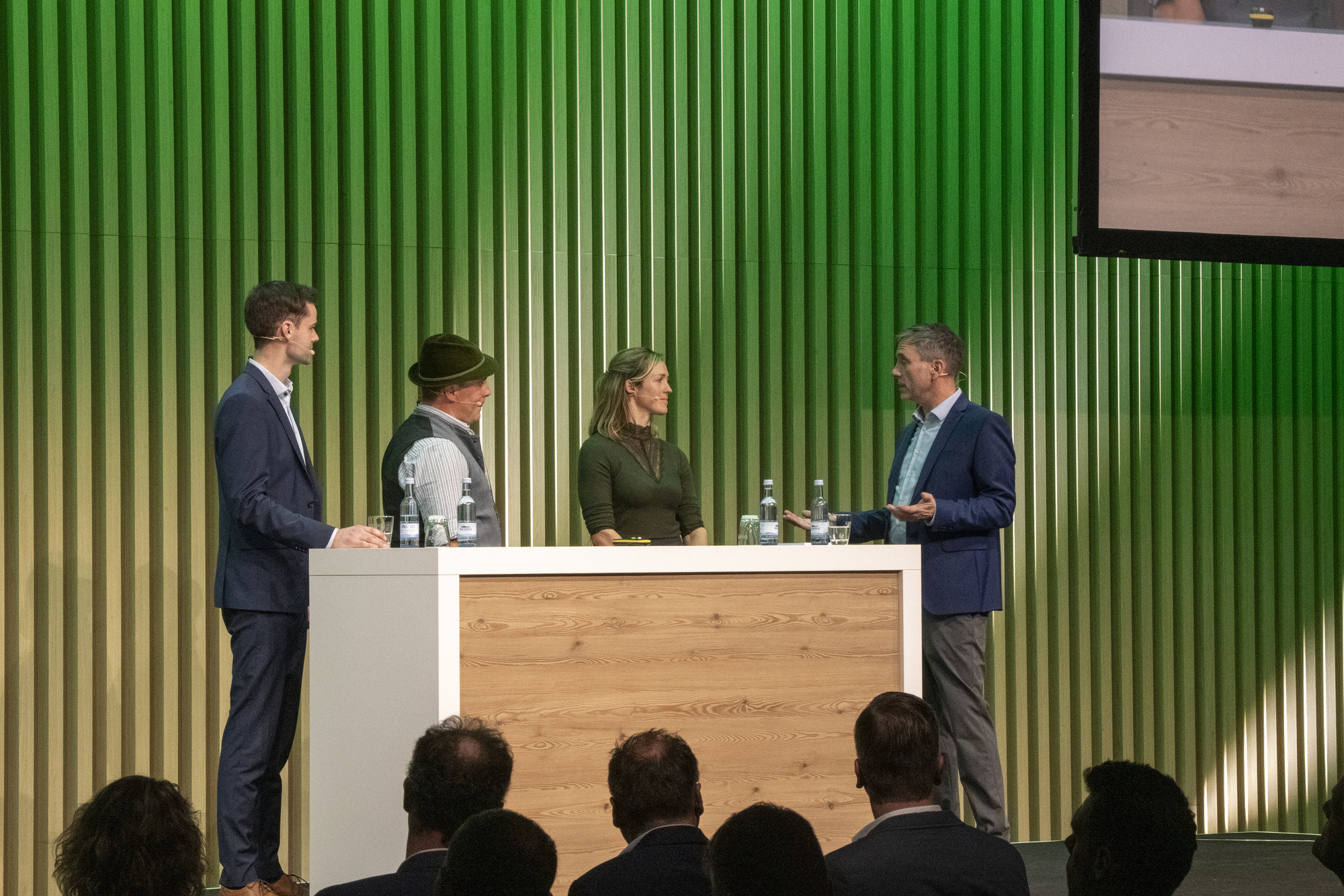 (v.l.) Henning Fockenbrock und Kathrin und Thomas Stadler halten Milchvieh aus Überzeugung. Foto: Fendt