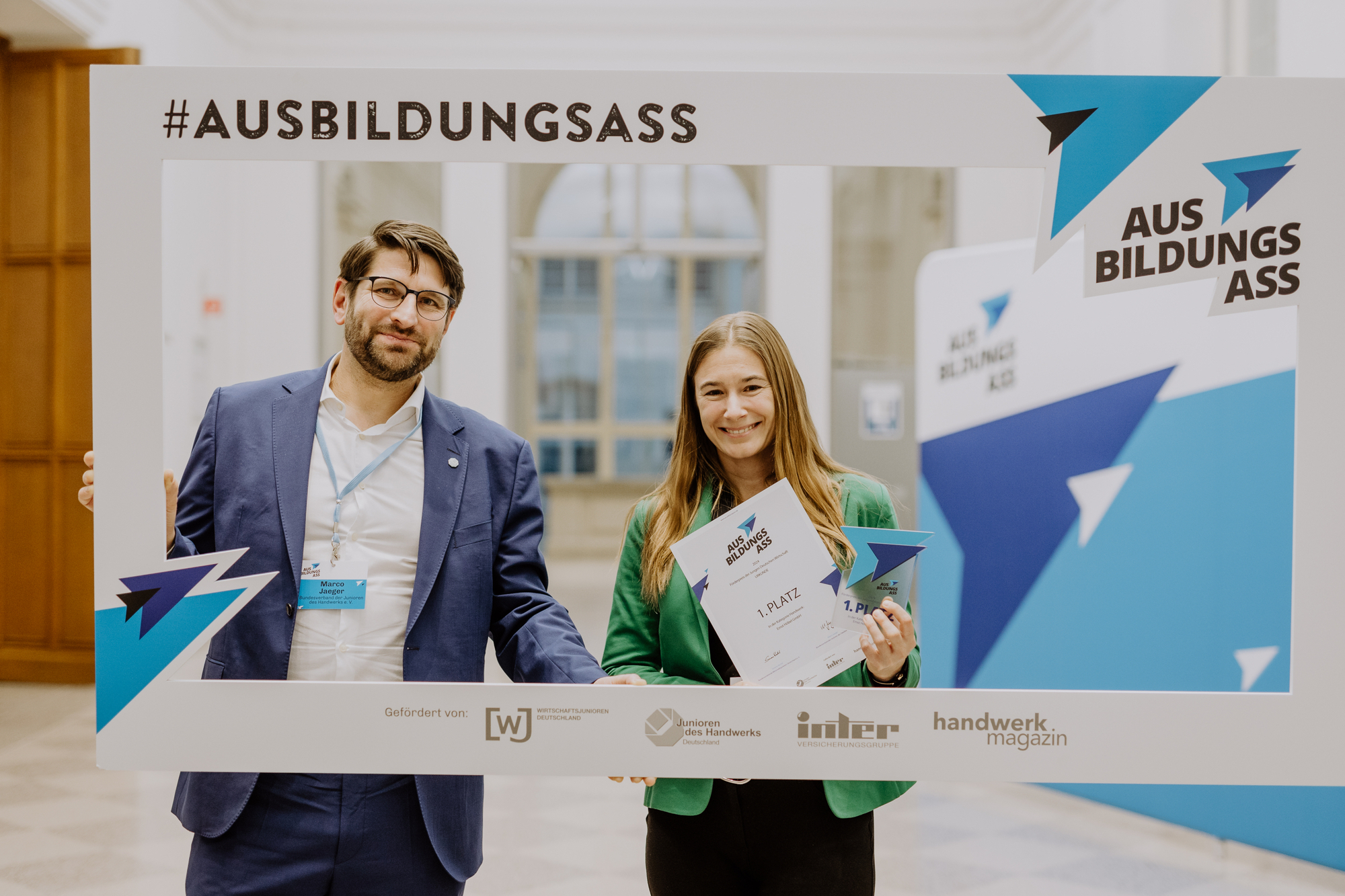 Von links: Markus Jaeger, Bundesvorsitzender der Junioren des Handwerks, und Monika Vietz, Leitung Marketing bei Ernst Höbel. Foto: WJD / Lukas Schramm