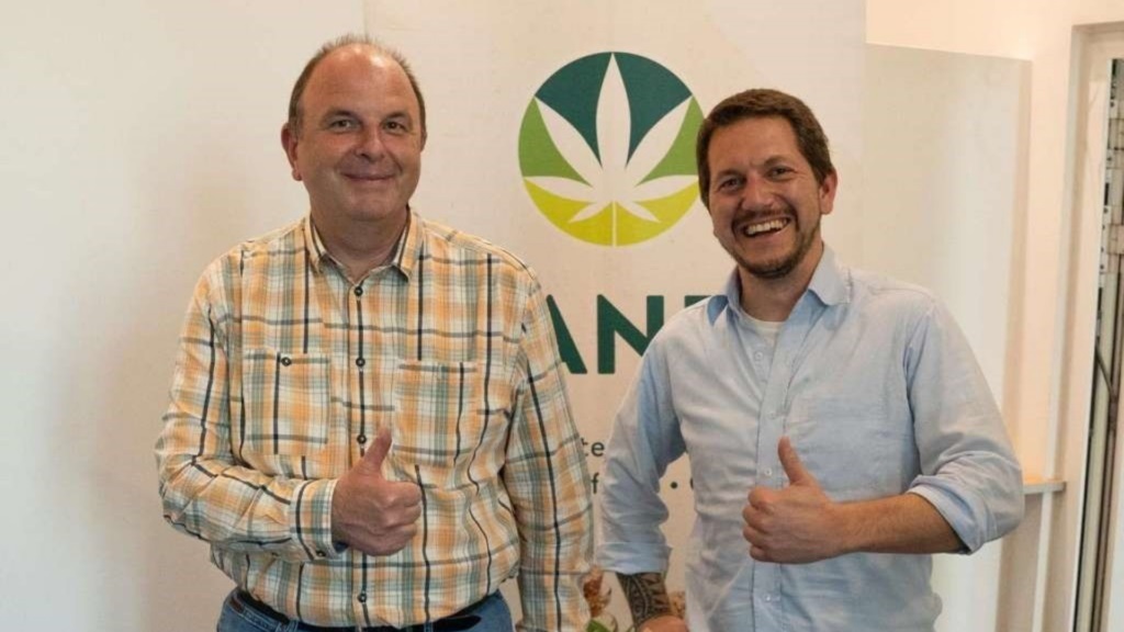 Hanf.com-Geschäftsführer Alex Cerveny (r.) begrüßt den ersten Franchise-Nehmer Jürgen Heppe, der in Kempten mit einem Geschäft s