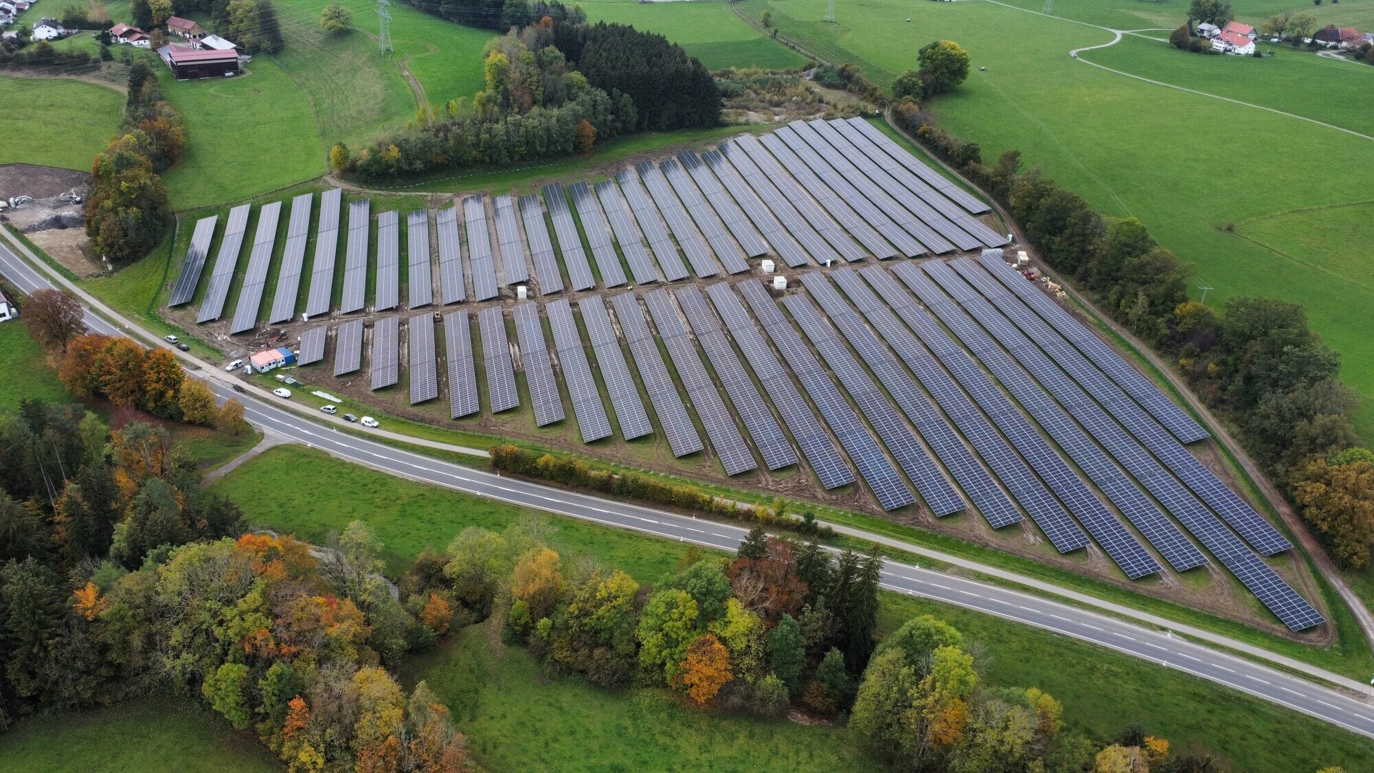 Auf einer Fläche von 7,5 Hektar erzeugt der neue Solarpark jährlich rund 9,5 GWh Grünstrom für bis zu 2.700 Haushalte.