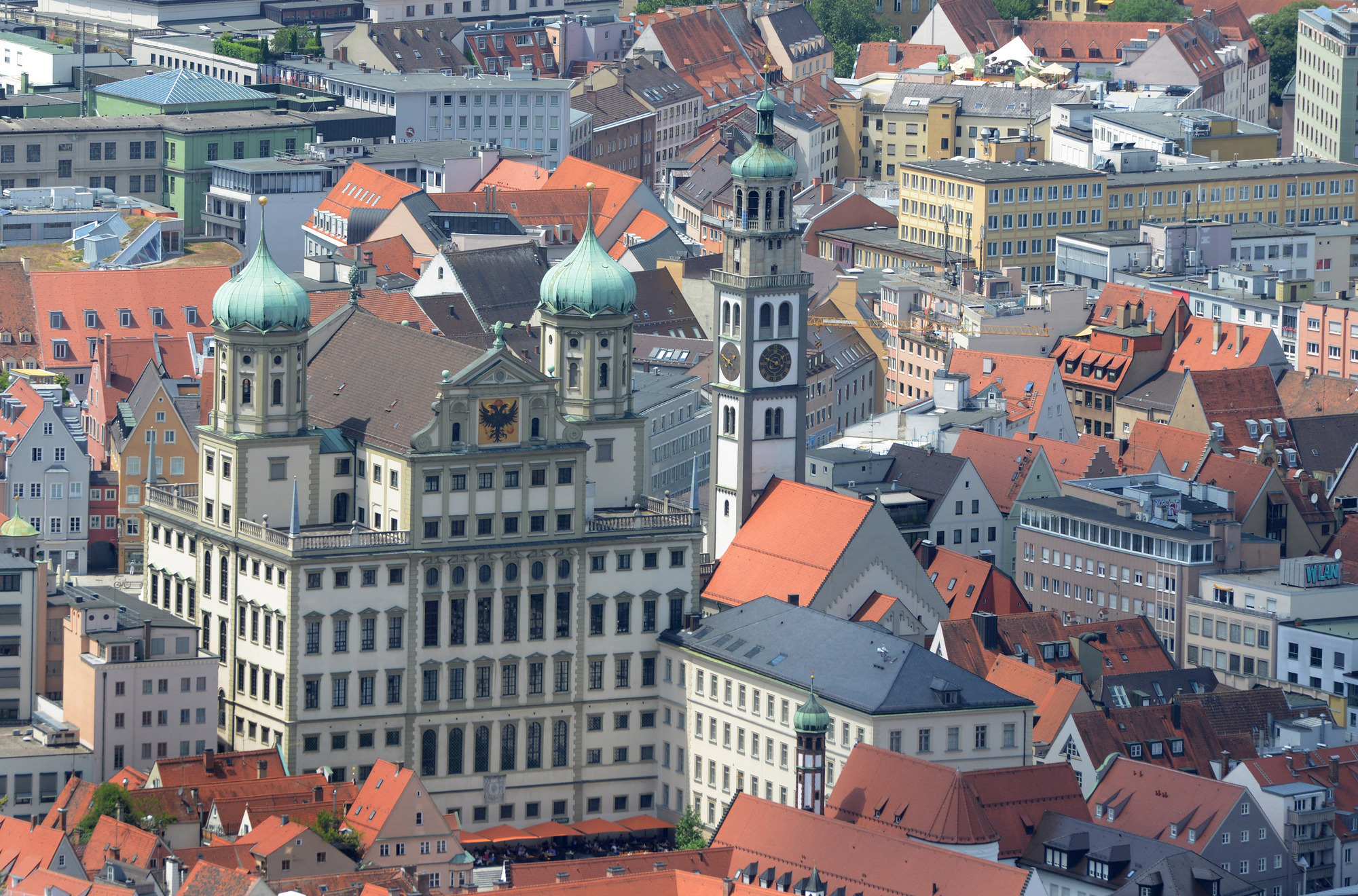 Symbolbild Augsburger Rathaus von oben. Auf die Menschen in Augsburg kommen zum Jahreswechsel einige Veränderungen zu.