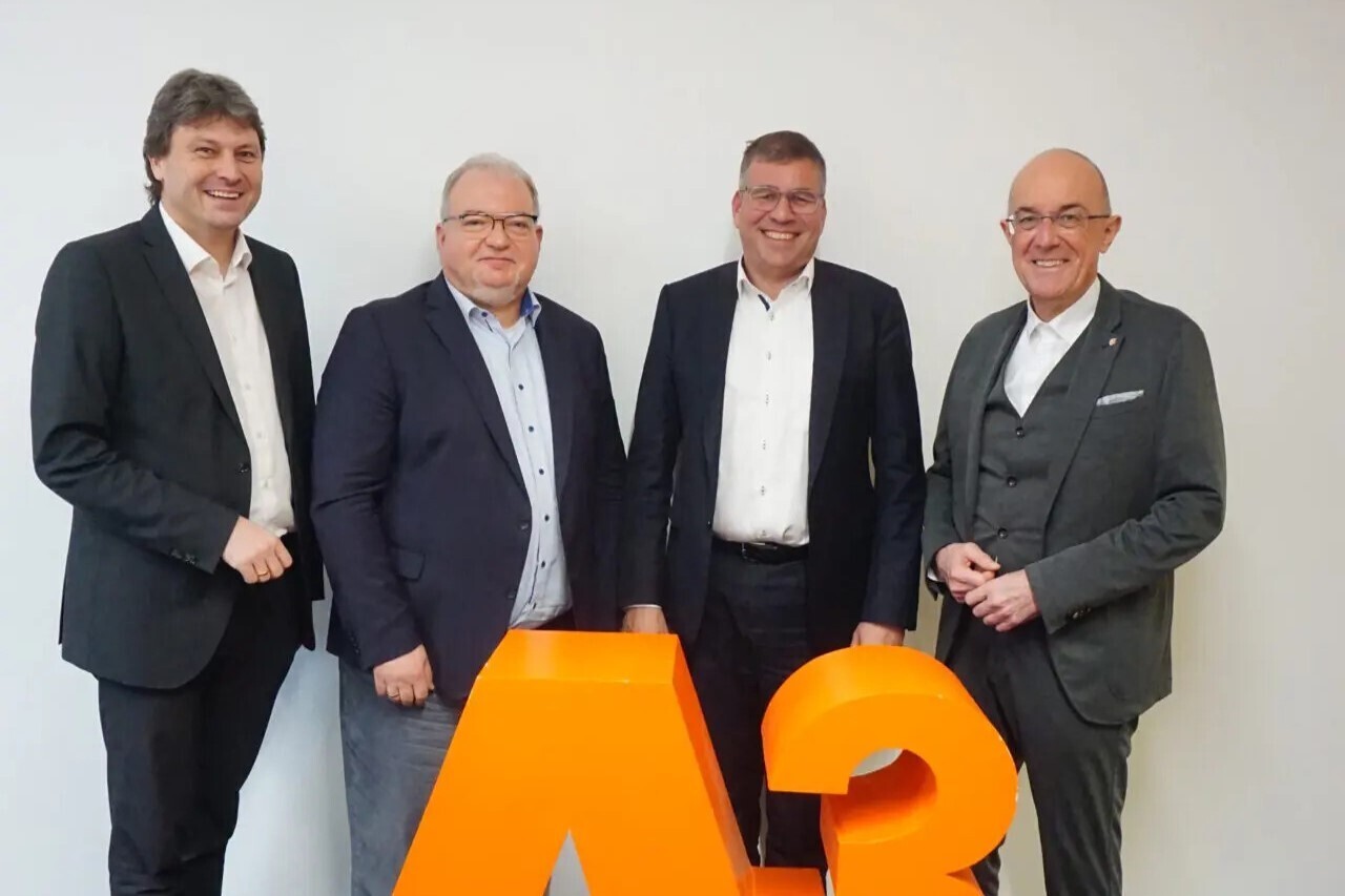 Der Aufsichtsratsvorsitzende von A³ und Wirtschaftsreferent der Stadt Augsburg, Dr. Wolfgang Hübschle (2.v.r.), Landrat (Landkreis Aichach-Friedberg) Dr. Klaus Metzger (rechts) und der stellvertretende Landrat (Landkreis Augsburg) Dr. Michael Higl (links) gehörten zu den ersten Gratulanten für die Vertragsverlängerung von Andreas Thiel (2.v.l.). Foto: Regio Augsburg Wirtschaft GmbH
