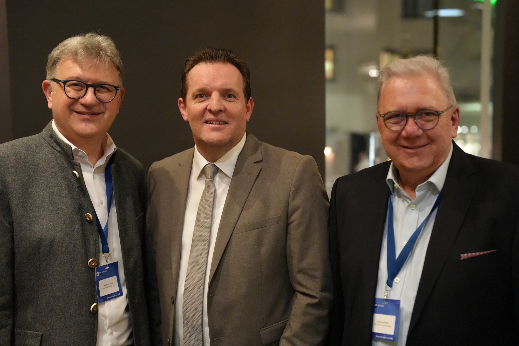 Von links: IHK-Präsident Reinhold Braun im Gespräch mit René Zumtobel, Landesrat des Landes Tirol und mit Josef Brandner, Vorsitzender des Ausschusses für Verkehr und Infrastruktur der IHK Schwaben. Foto: IHK Schwaben