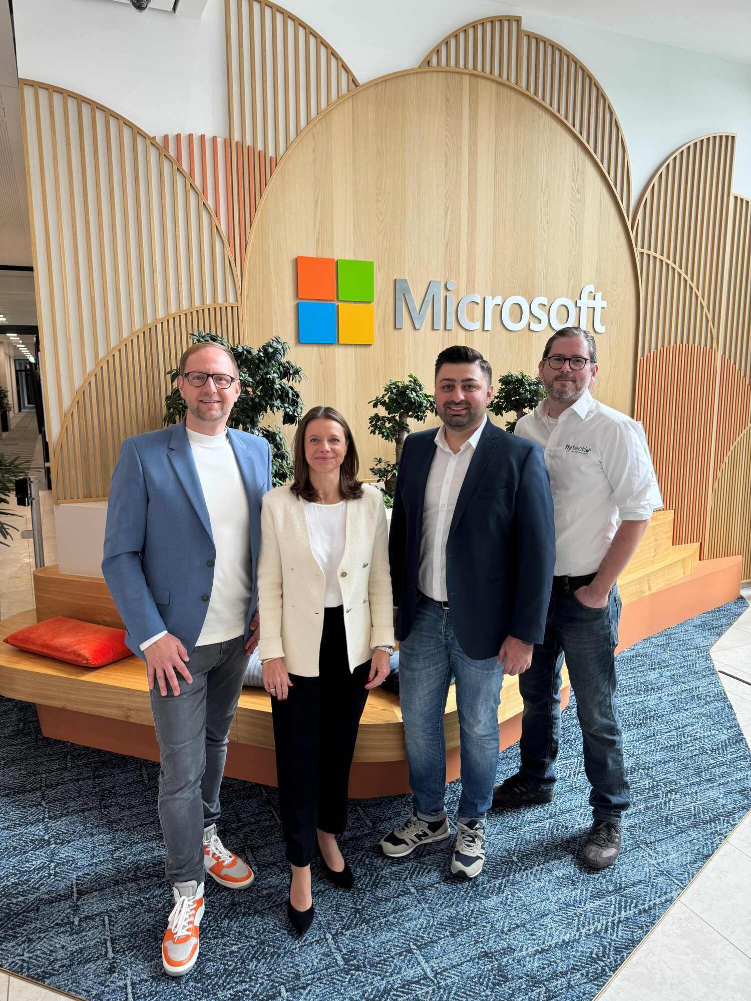 Gemeinsamer Austausch bei Microsoft in München (v. l.): Tobias Wirth, CEO fly-tech, Yvonne Kamarinos, Head of Channel Sales SMC