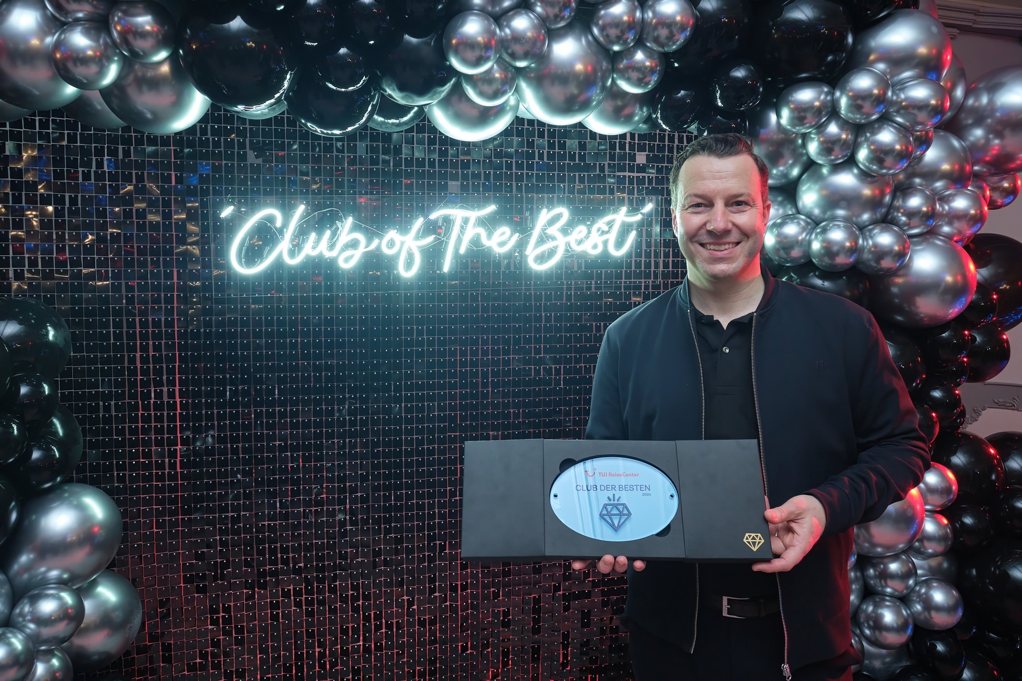 Philipp Hörmann durfte in Belek die Auszeichnung für den exklusiven "Club der Besten" entgegennehmen. Foto: Christian Wyrwa/TUI Reisecenter by Hörmann Reisen