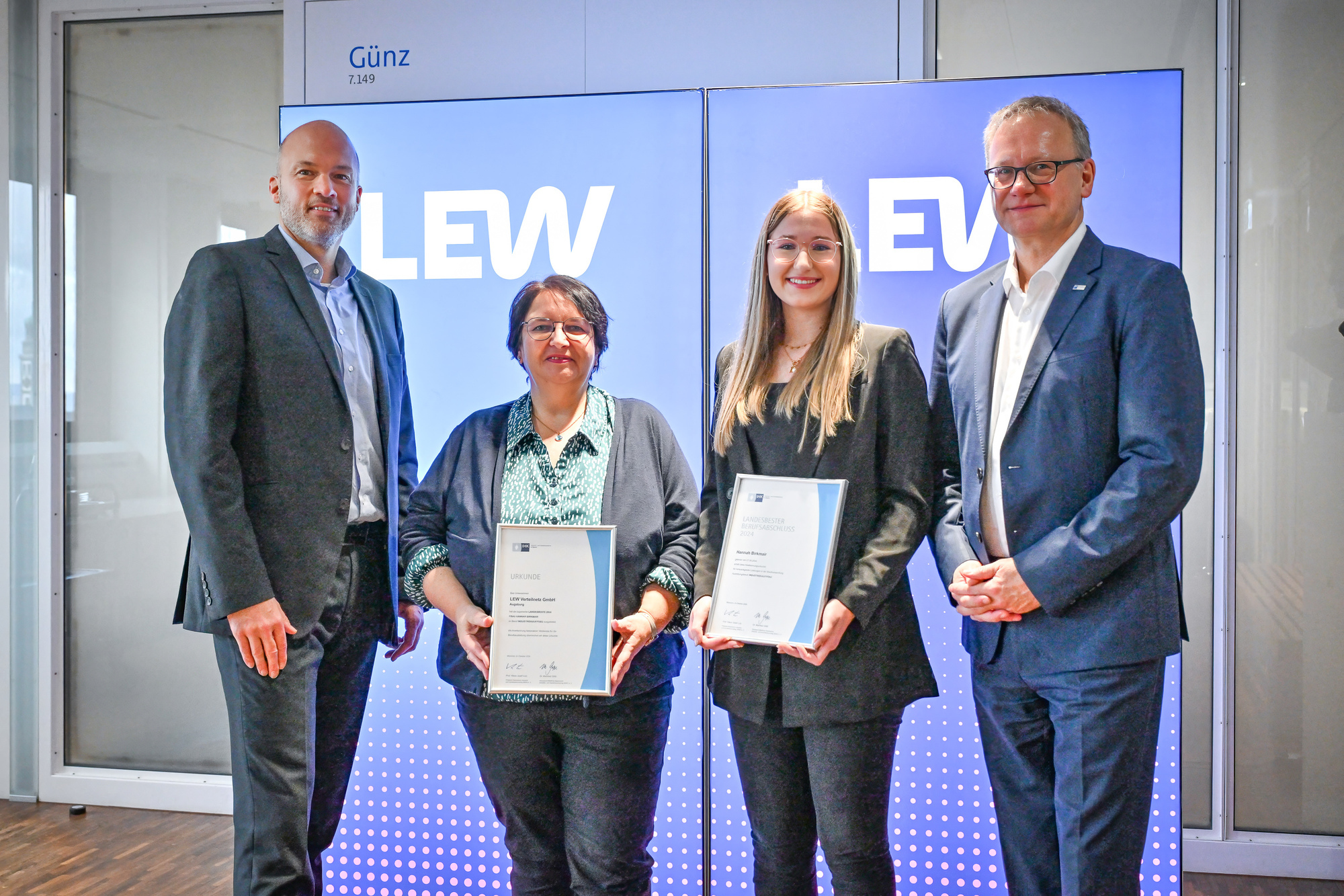 Christian Barr, Ausbilderin Karina Schaffelhofer, Hannah Birkmair und Jens Walter.
