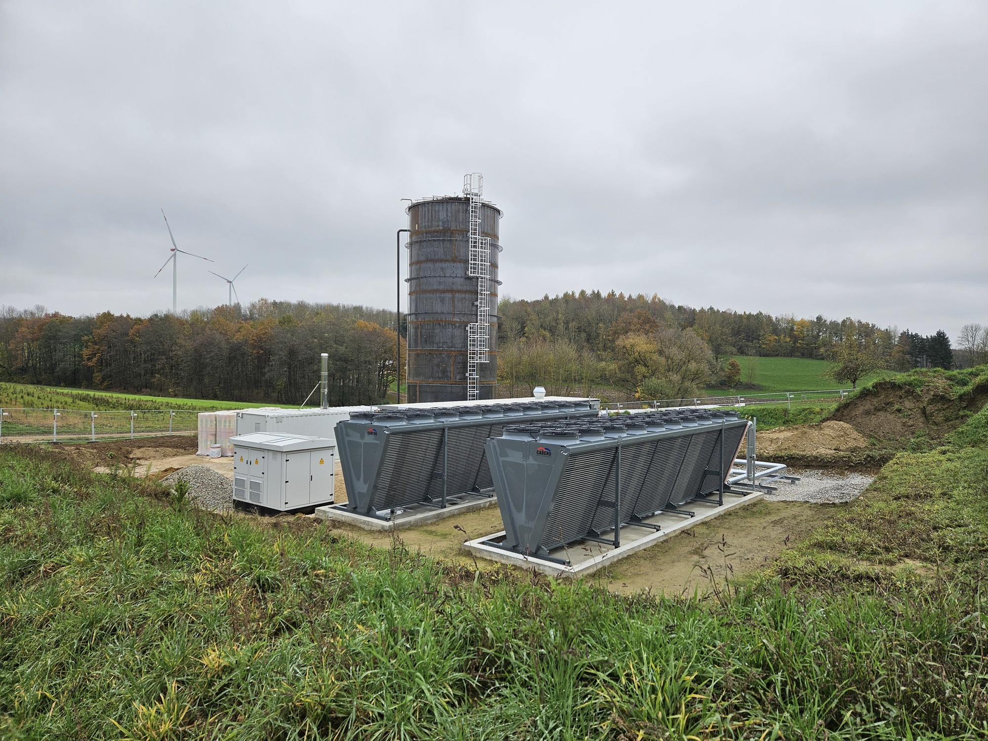 In Buttenwiesen wurde eine neue Heizzentrale gebaut. Wärmepumpe, Pufferspeicher und Rückkühler arbeiten bereits. Was noch fehlt,