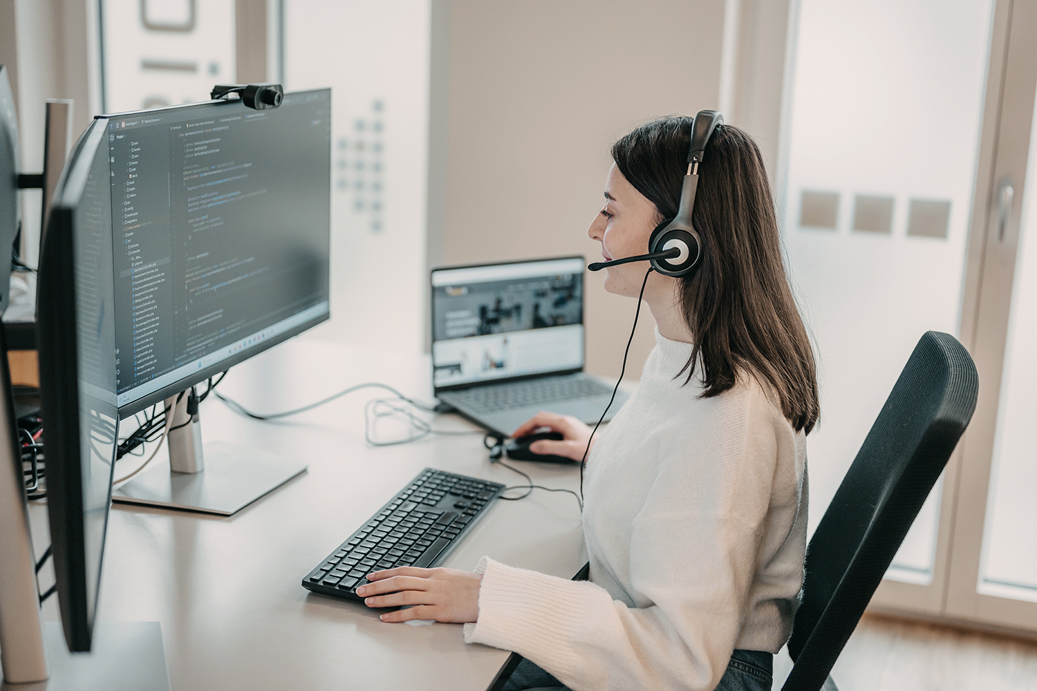 Die Weiterentwicklung und der Kundensupport für selbst ­entwickelte ­Softwareprodukte gehört zum Tagesgeschäft für die Mitarbeitenden von ­SICOR IT. Fotos: Fiona Schweizer Fotografie / SICOR IT