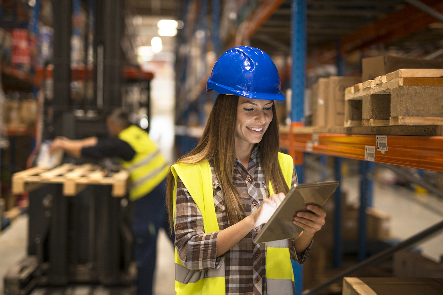 Vernetzte und mobile Lösungen erleichtern Lagerarbeiter:innen den Alltag. Sie können nun Informationen zu Beständen und Aufträgen direkt auf ihrem mobilen Device aufrufen und ändern. Foto: SWAN GmbH