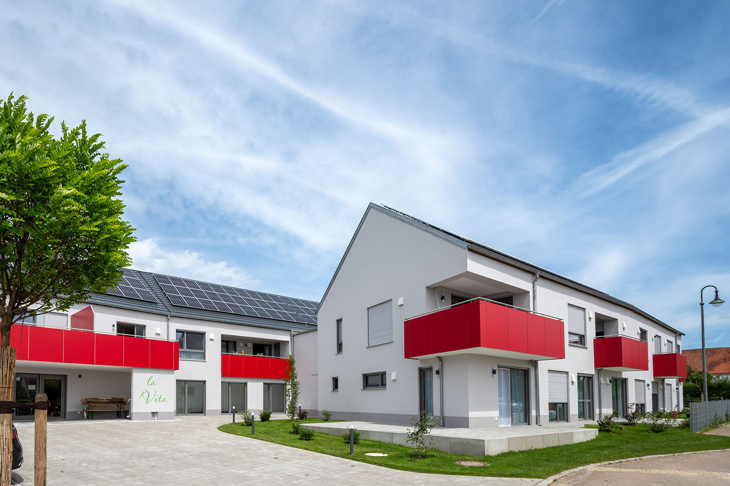 Die zwei Gebäudeeinheiten in Buchdorf mit senioren­gerechten Wohnungen, Praxisräumen und einem Restaurant. Foto: Alfred Stöger / Krätz Bau