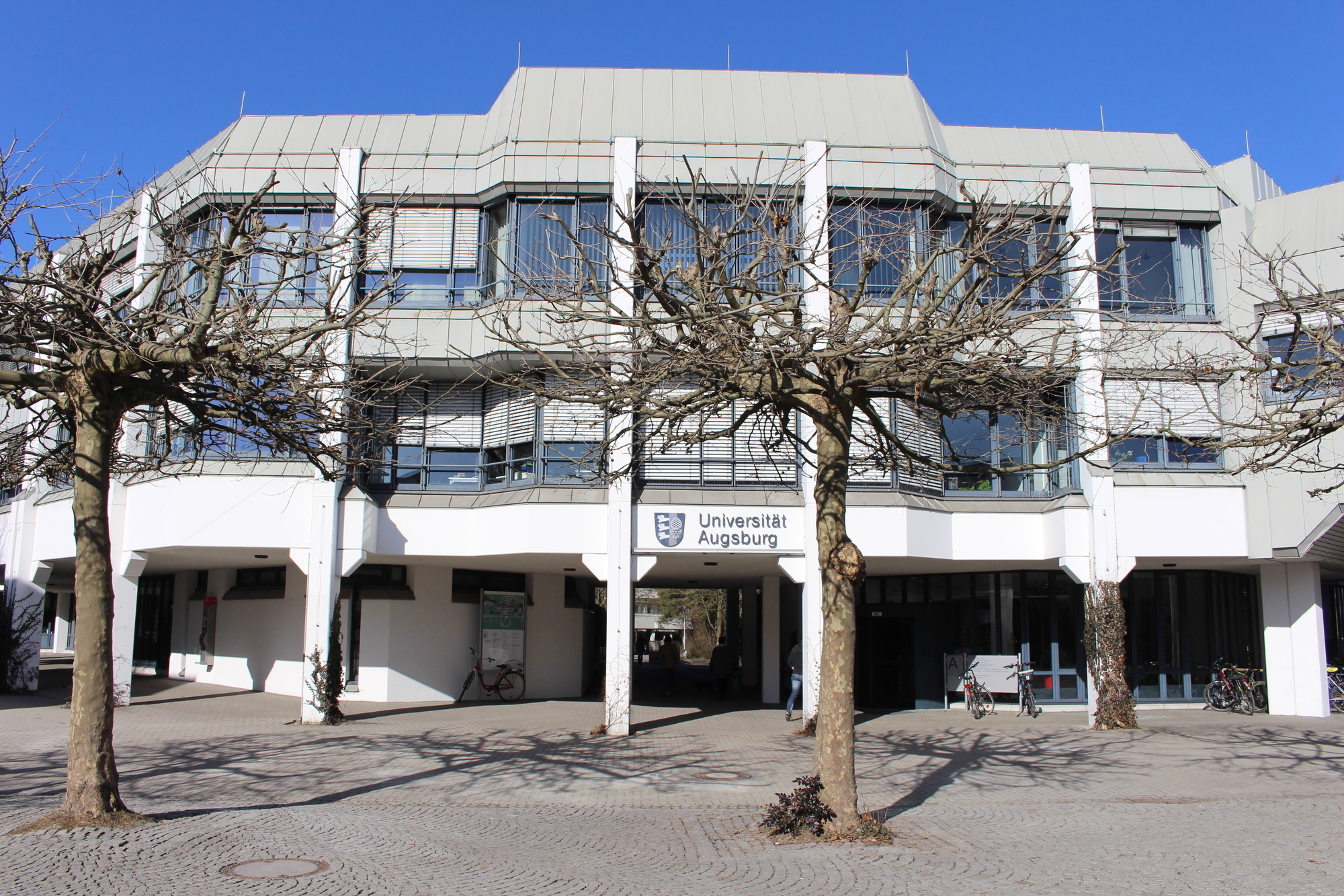 Symbol-/Archivbild. Das Präsidiumsgebäude der Universität Augsburg. Foto: B4BSCHWABEN