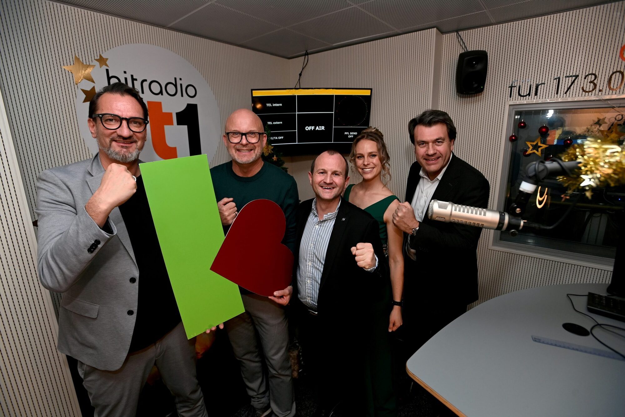 Finale des RT1 Spendenmarathon, v.l. Markus Krapf, Rolf Störmann, Oliver Jaschek, Ramona Schwab und Dr. Bernhard Hock.