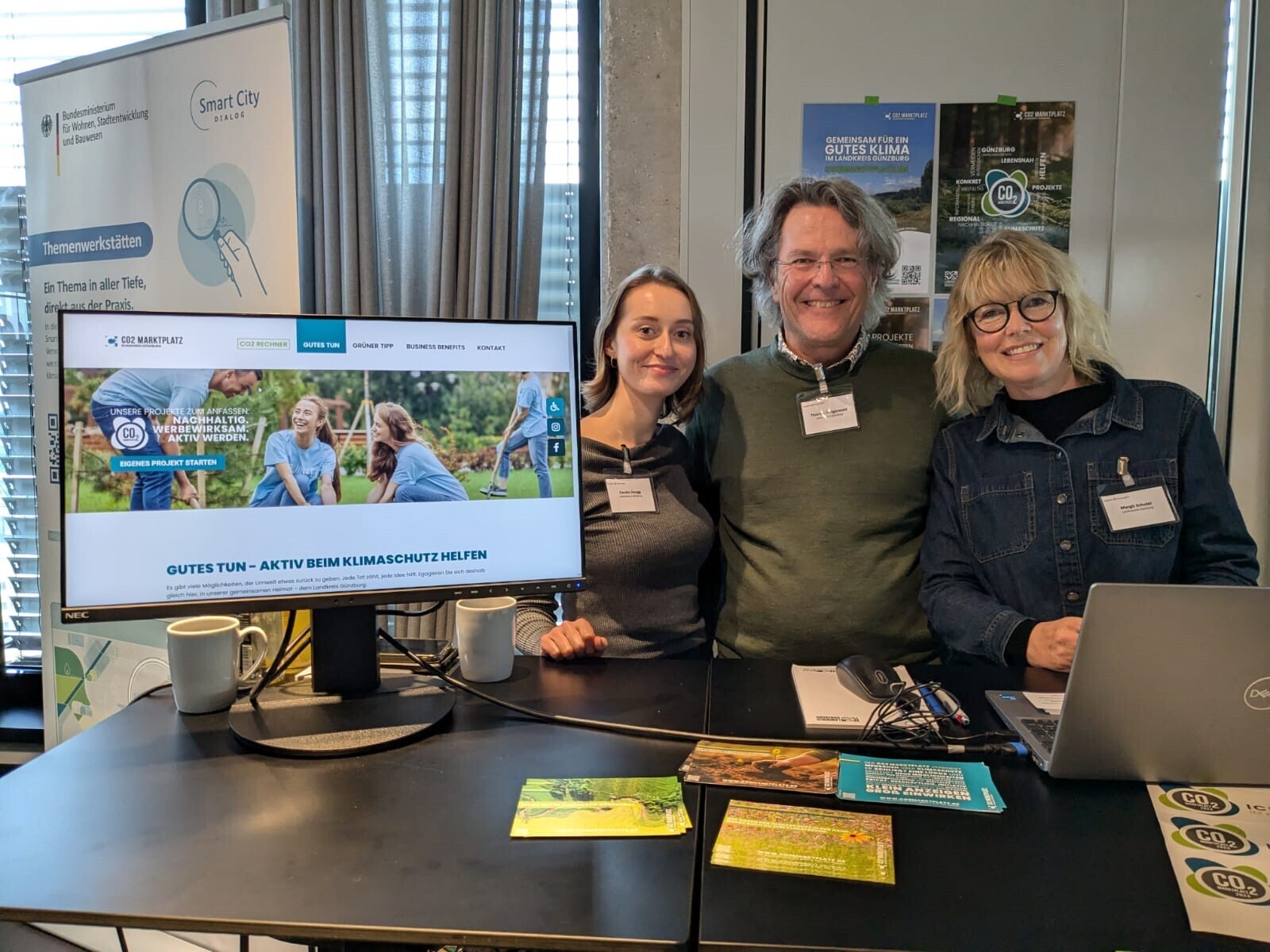 Carolin Haugg, Thomas Steigerwald und Fachbereichsleiterin Margit Schuler präsentieren den CO2 Marktplatz des Landkreises Günzbu