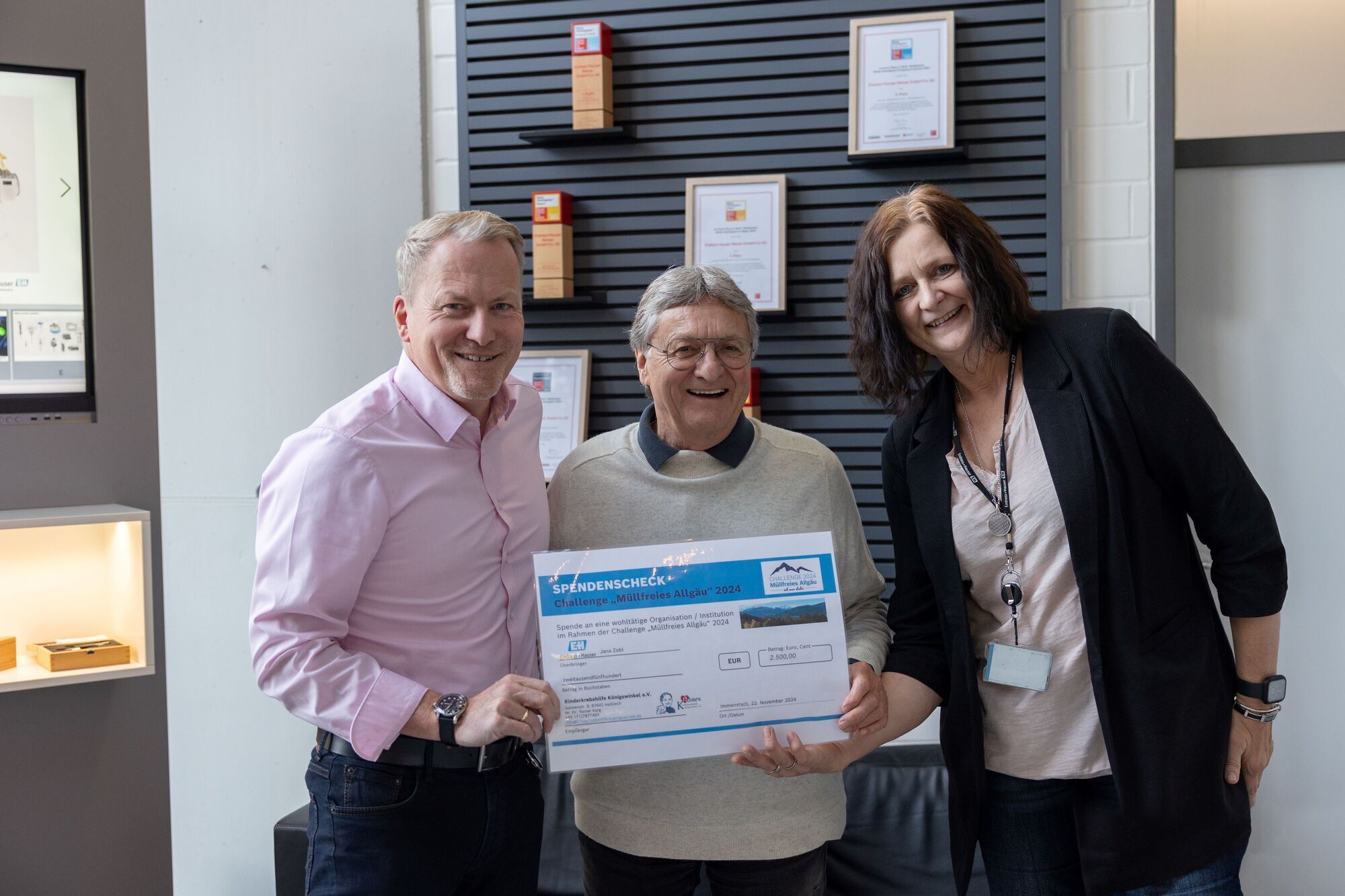 Die Spendenübergabe an die Kinderkrebshilfe Königswinkel e.V., von links: Ralph Uphaus, Dr. Rainer Karg und Jana Zobl. Foto: Endress + Hauser.