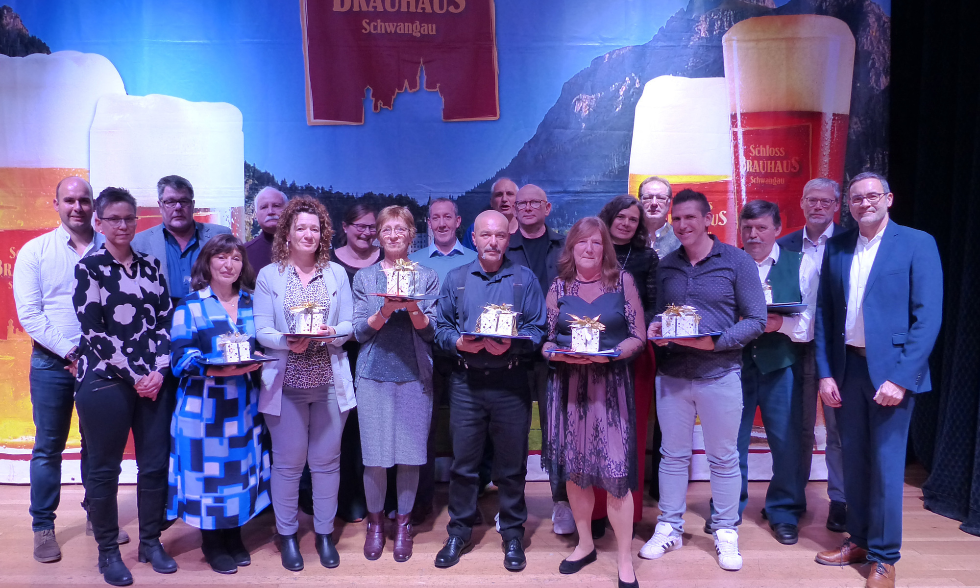 DIe Jubilare zelebrieren 25 Jahre Zugehörigkeit bei Hochland. Foto: Hochland