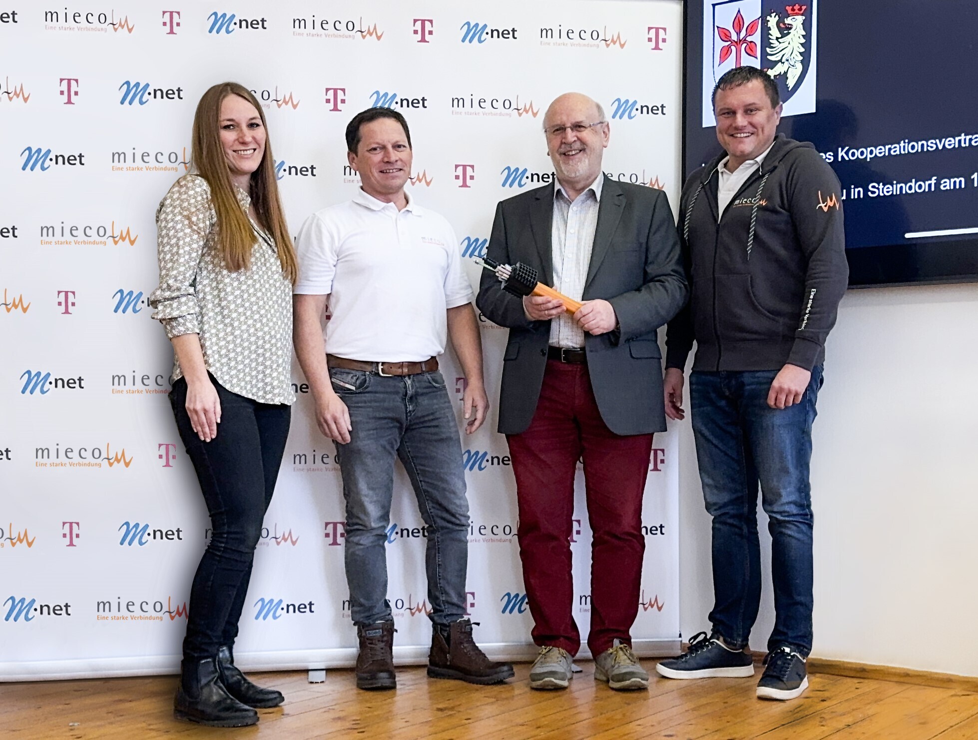 Freude über die Vertragsunterzeichnung in Steindorf. v.l.: Lisa Rieger (M-net), Tobias Miessl (miecom), Bürgermeister Paul Wecke