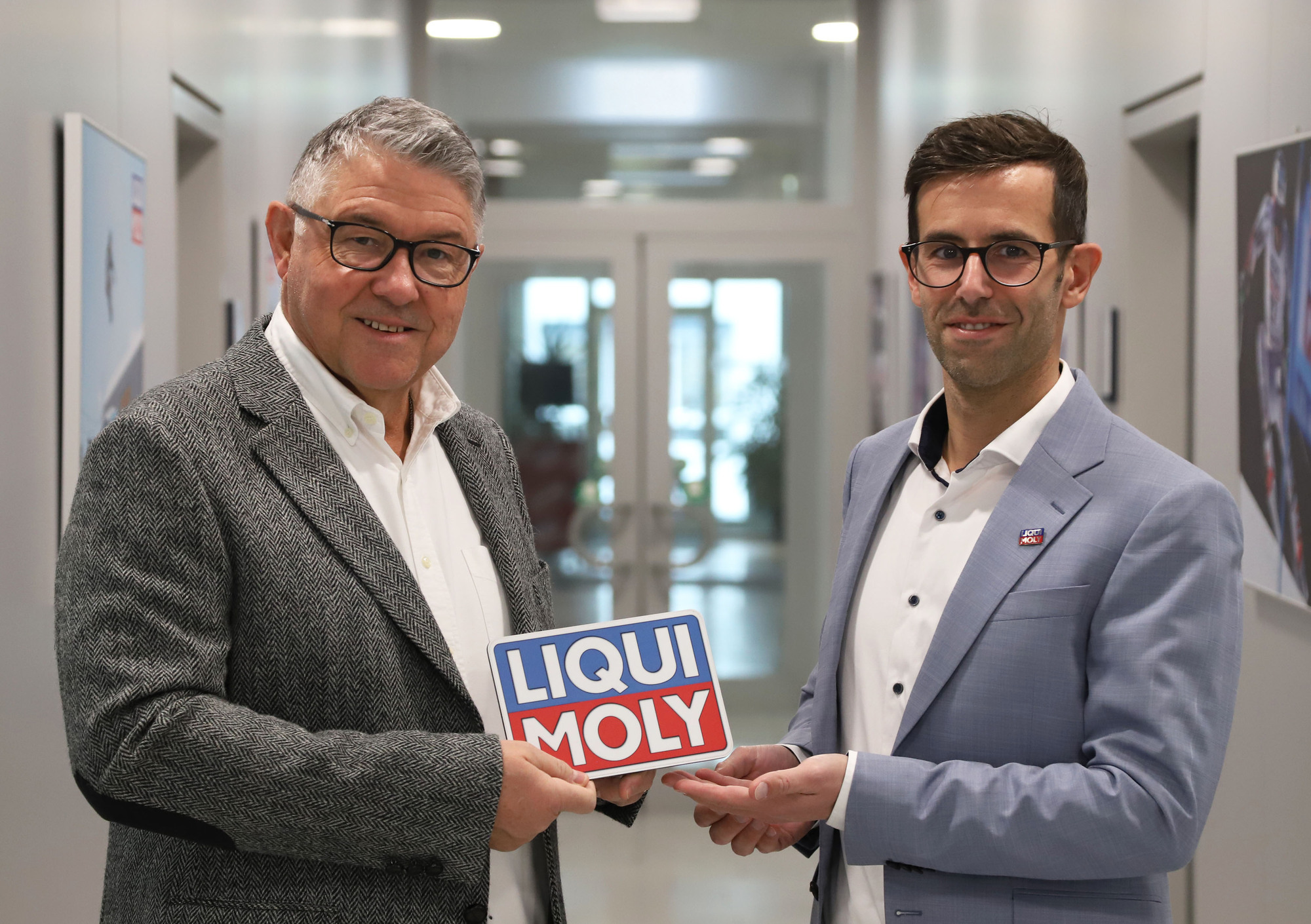 Peter Baumann (links) übergibt symbolisch die Marketingleitung der Weltmarke Liqui Moly an seinen Nachfolger Marco Esser.