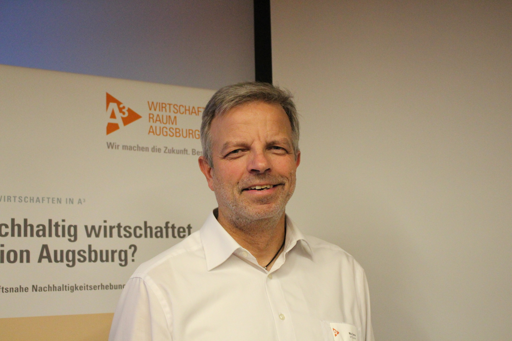 Für Recruiting-Experte Max Samer fängt die Suche nach neuen Mitarbeitenden damit an, zu messen, wie zufrieden die vorhandenen Mitarbeitenden sind. Foto: B4B/ Katharina Seeburger