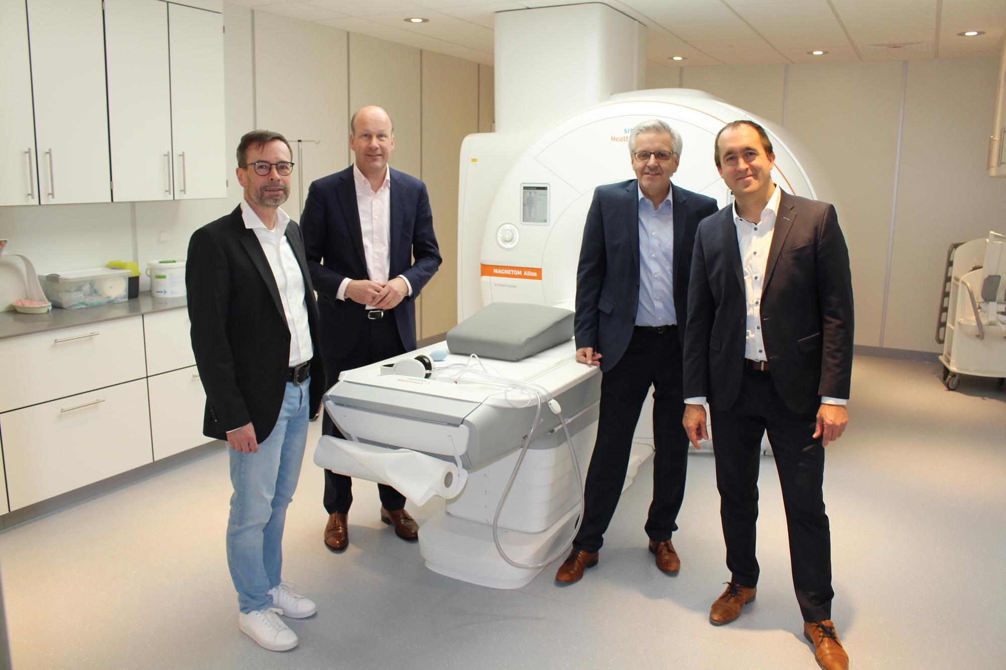Große Freude über den neuen MRT in Günzburg bei Ärztlicher Leiter Dr. Jens Engelke, Bezirkstagspräsident Martin Sailer, Geschäftsführer des MVZ Stephan Graf und Vorstandsvorsitzender der Bezirkskliniken Schwaben Stefan Brunhuber. Foto: Bezirkskliniken Schwaben