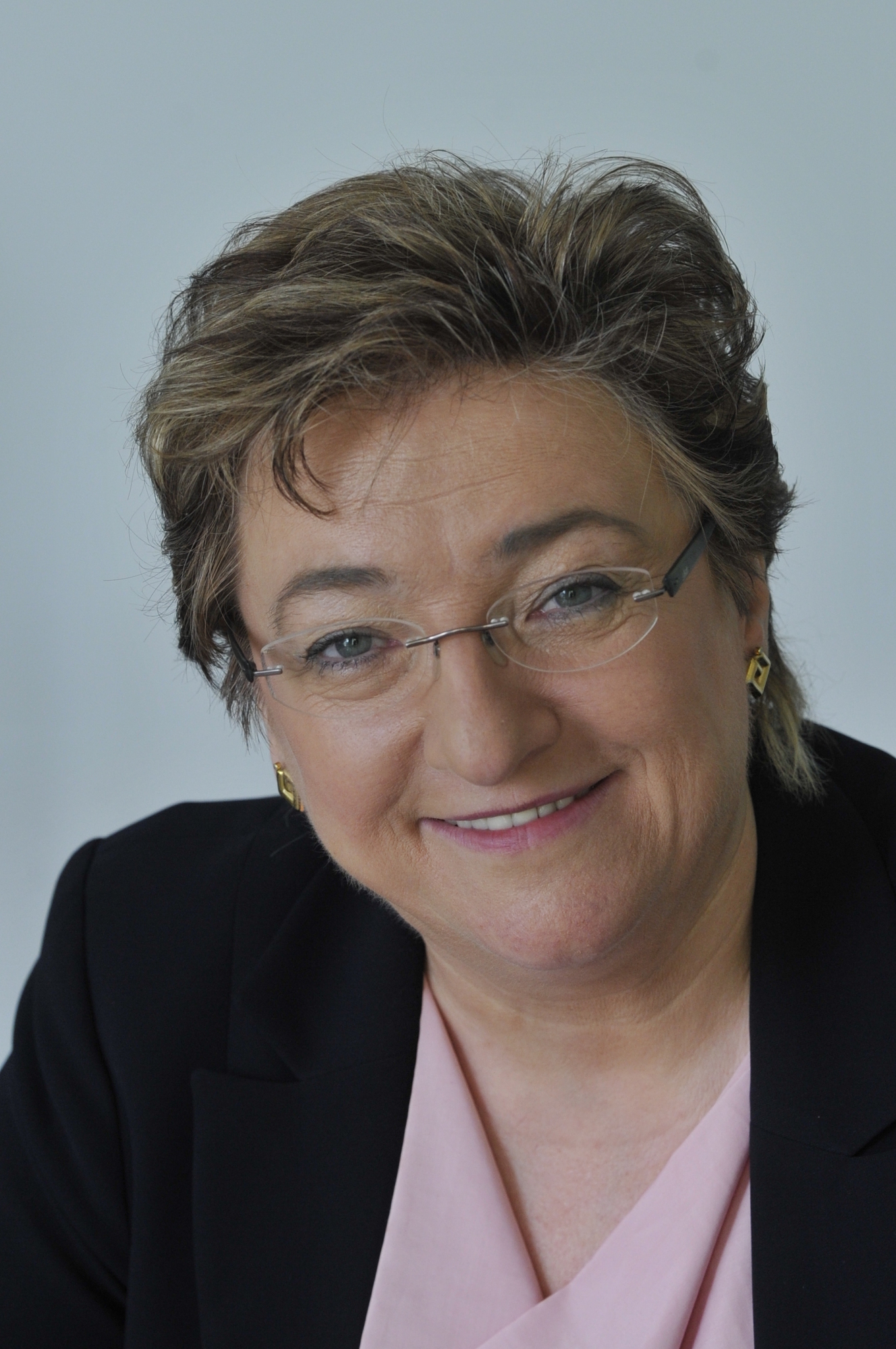 Elsa Koller-Knedlik trägt ein pinkes Hemd und lächelt freundlich in die Kamera.