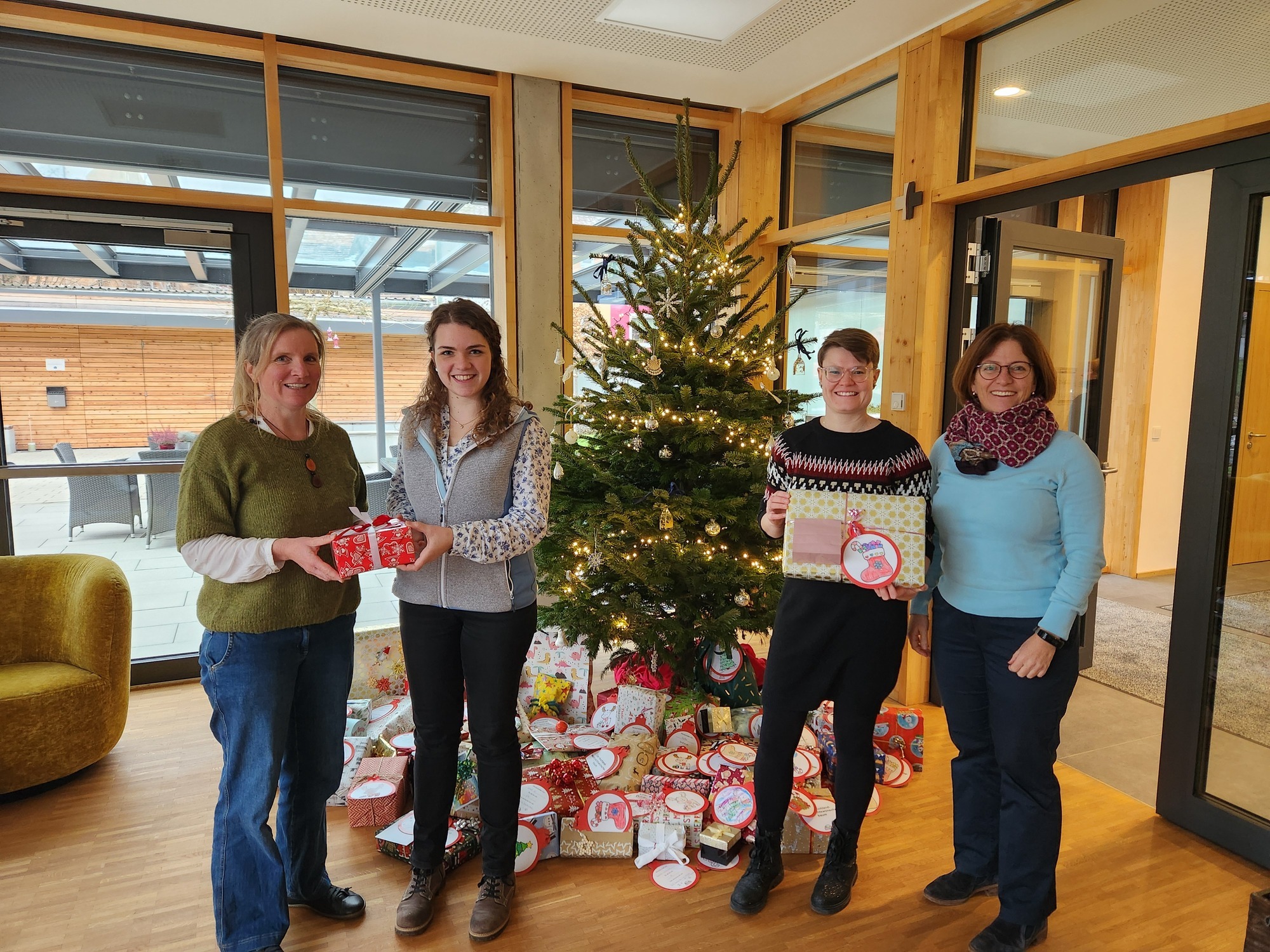 Aktion Weihnachtswünschebaum - Geschenkübergabe Kinderhospiz St. Nikolaus.