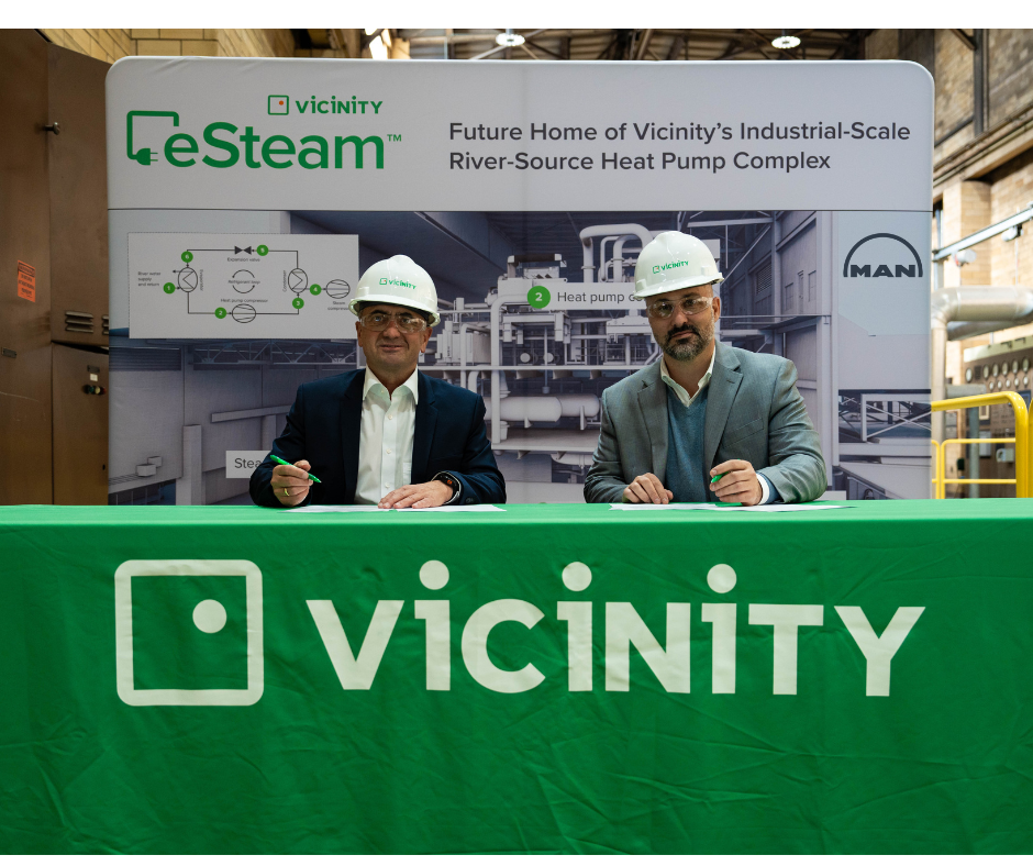 Uwe Lauber (links), CEO von MAN Energy Solutions, und Kevin Hagerty (rechts), CEO von Vicinity Energy, unterzeichneten eine Partnerschaft zur Errichtung einer 35-MW-Dampfwärmepumpe. Foto: MAN Energy Solutions