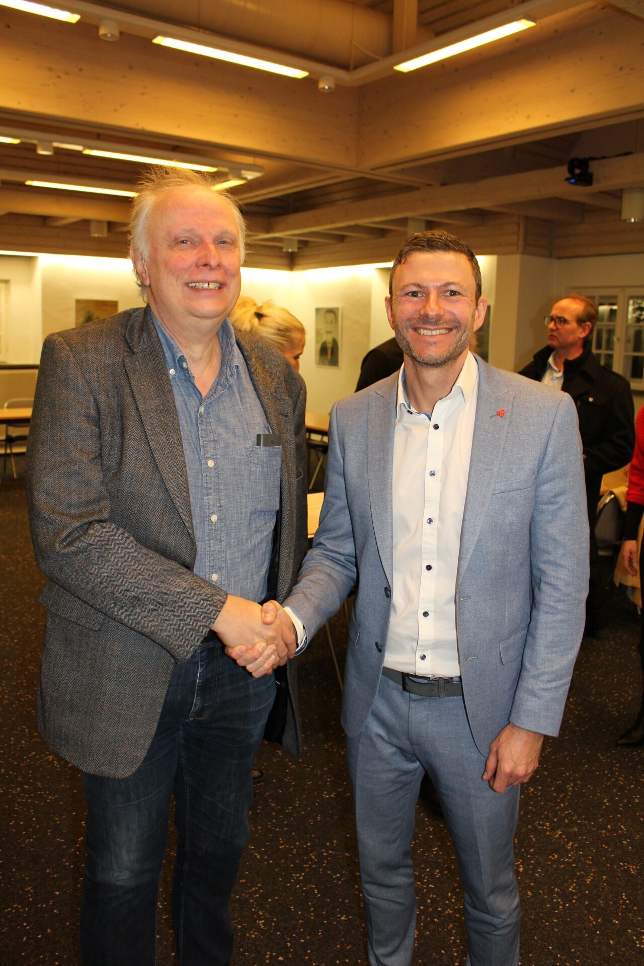 Prof. Gerhard F. Hamann (links) geht in den Ruhestand, Prof. Michael Ertl wird neuer Ärztlicher Direktor der Klinik für Neurologie und neurologische Rehabilitation am Bezirkskrankenhaus Günzburg. Bilder: Georg Schalk, Bezirkskliniken Schwaben.