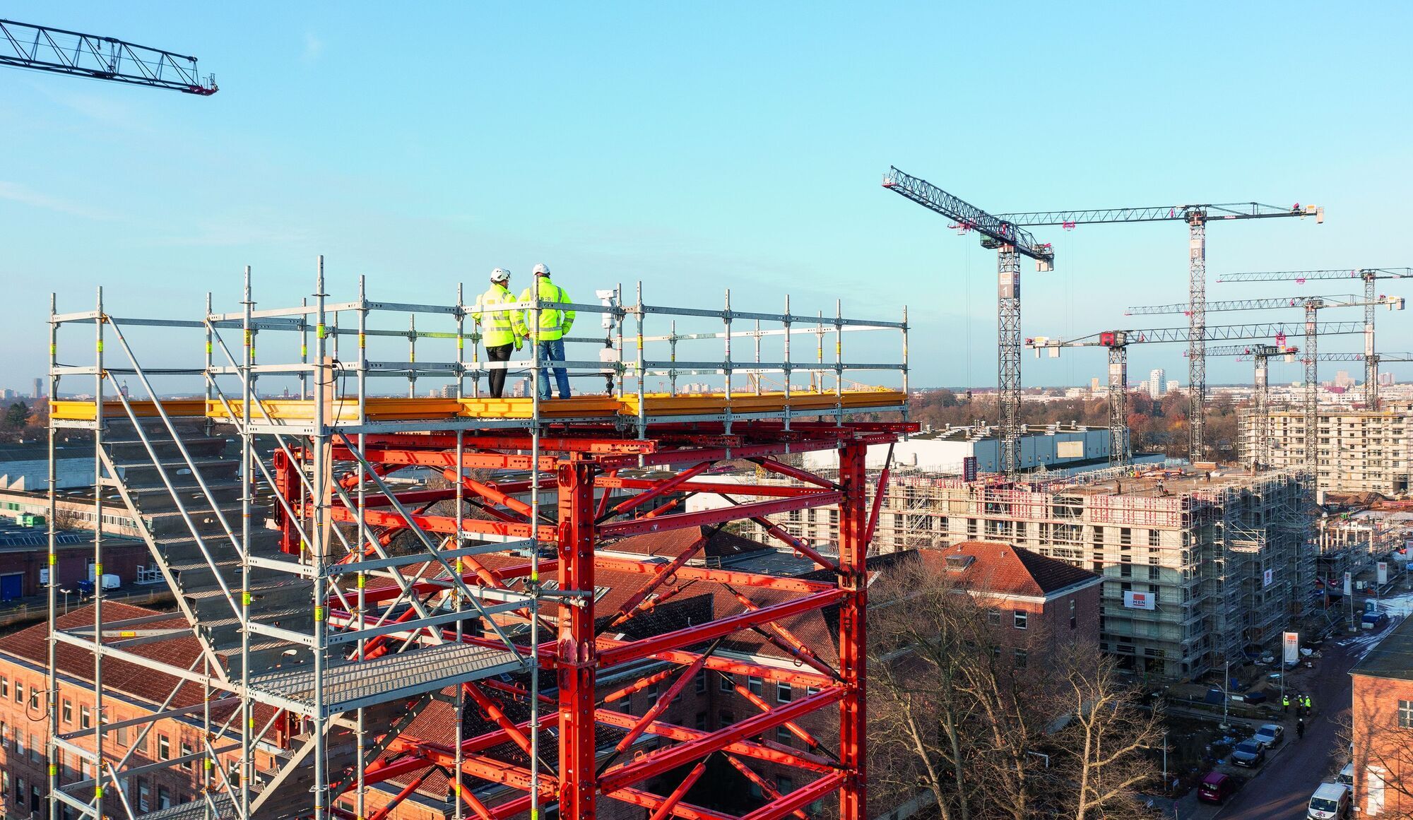 Der Werbe- und Aussichtsplattform ragt 30Meter  hoch über das Bauprojekt hinaus. Foto: Peri Deutschland