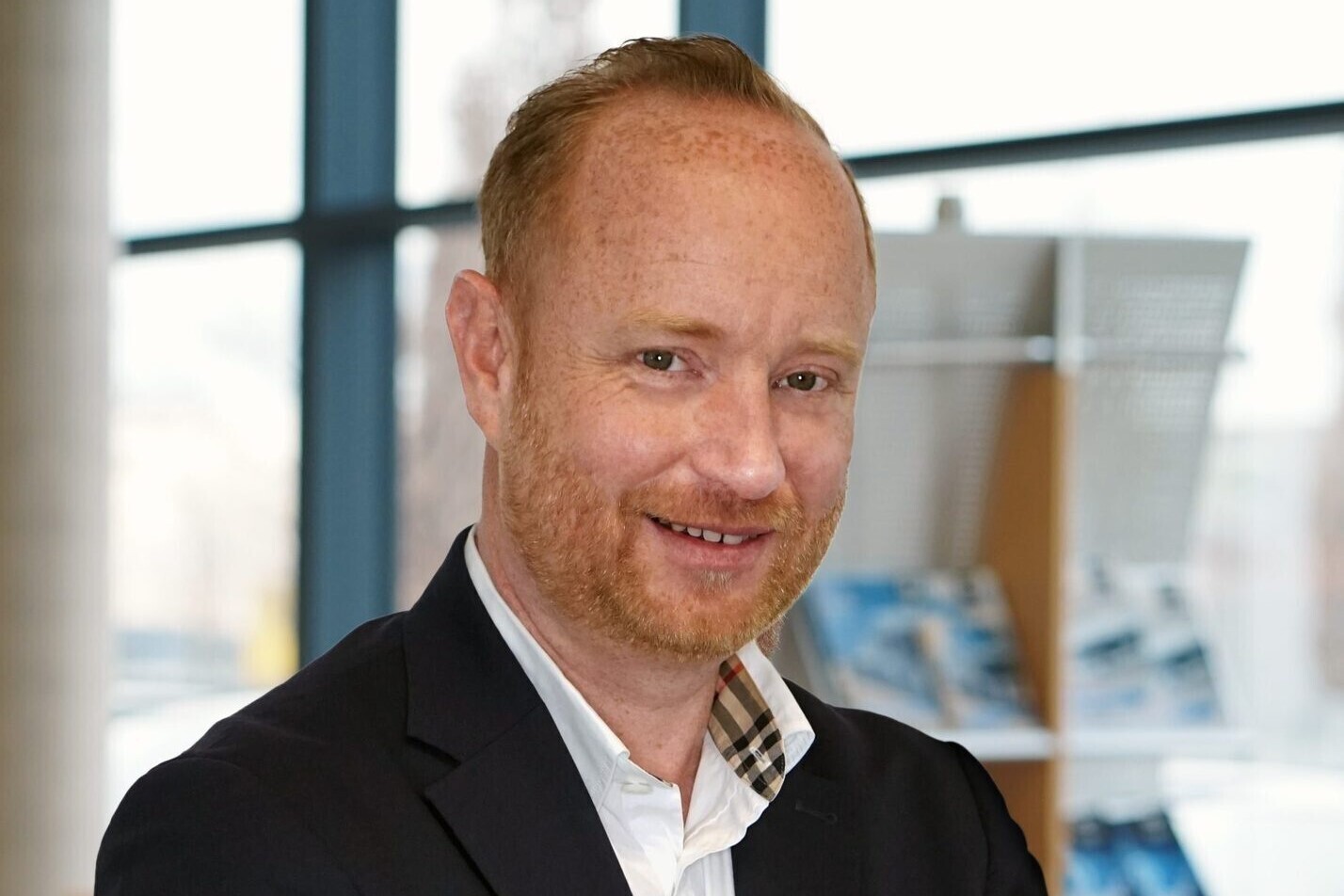 Andreas Haller, CEO der Quantron AG, lächelt in die Kamera.