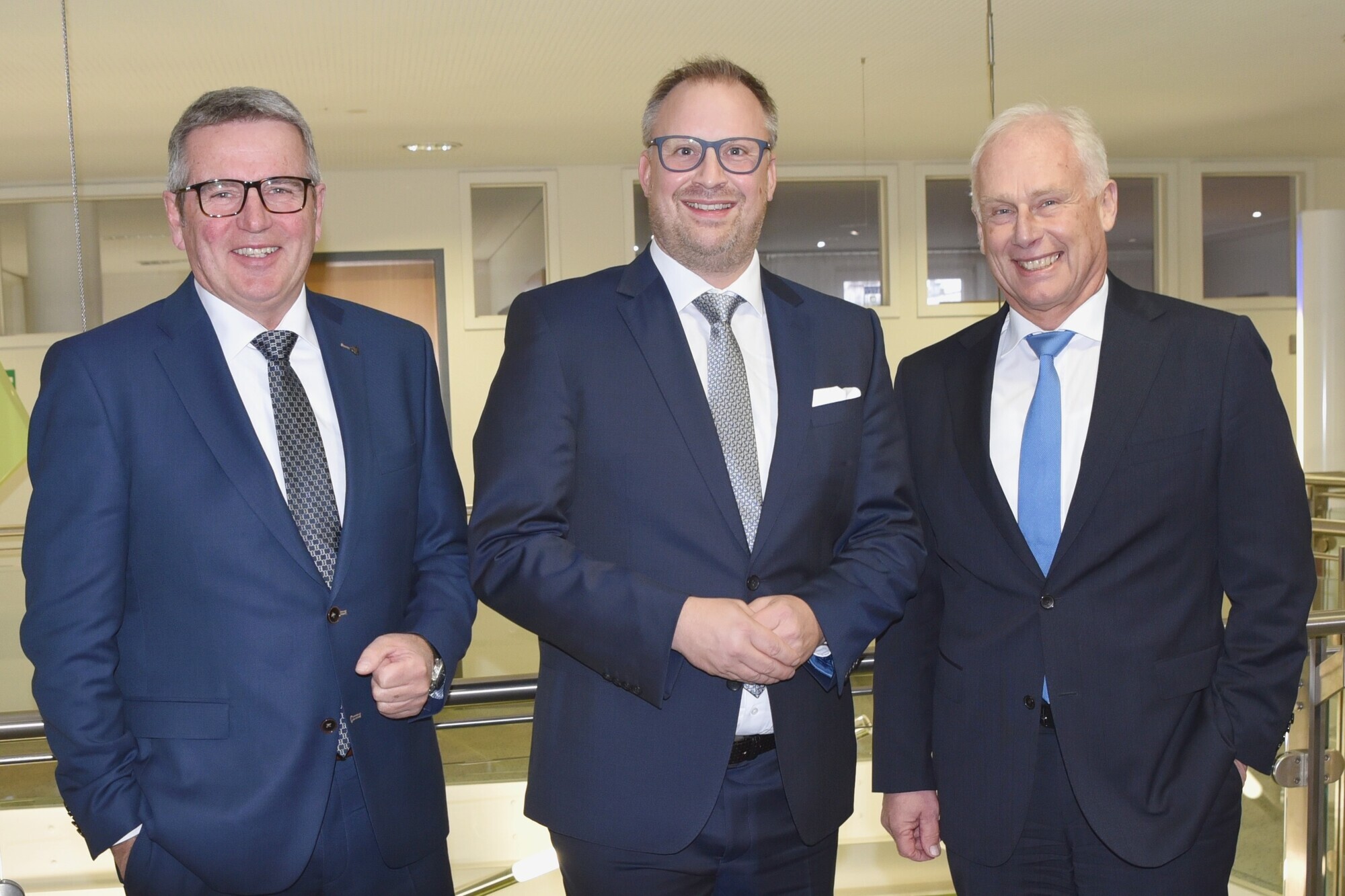 v.l. Georg Köpf (Vorsitzender des Aufsichtsrates), Moritz Stigler (Mitglieddes Vorstandes), Dr. Hermann Starnecker (Sprecher des Vorstandes). Foto: VR Bank Augsburg-Ostallgäu