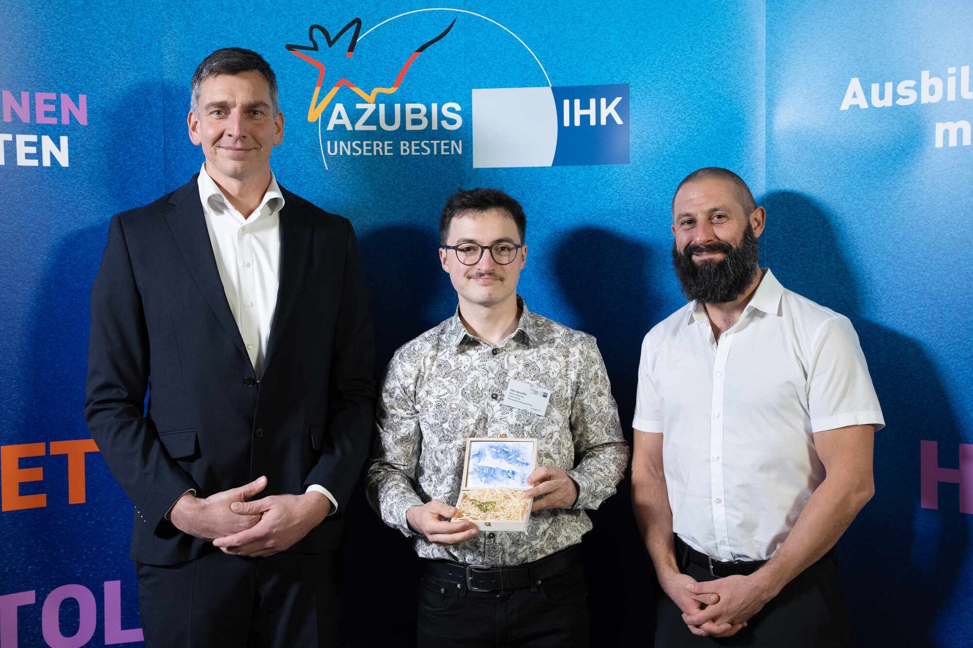 Von links nach rechts: Ausbilder Holger Herms, Finn Czeschka, Ausbildungsbeauftragter Manuel Kohn