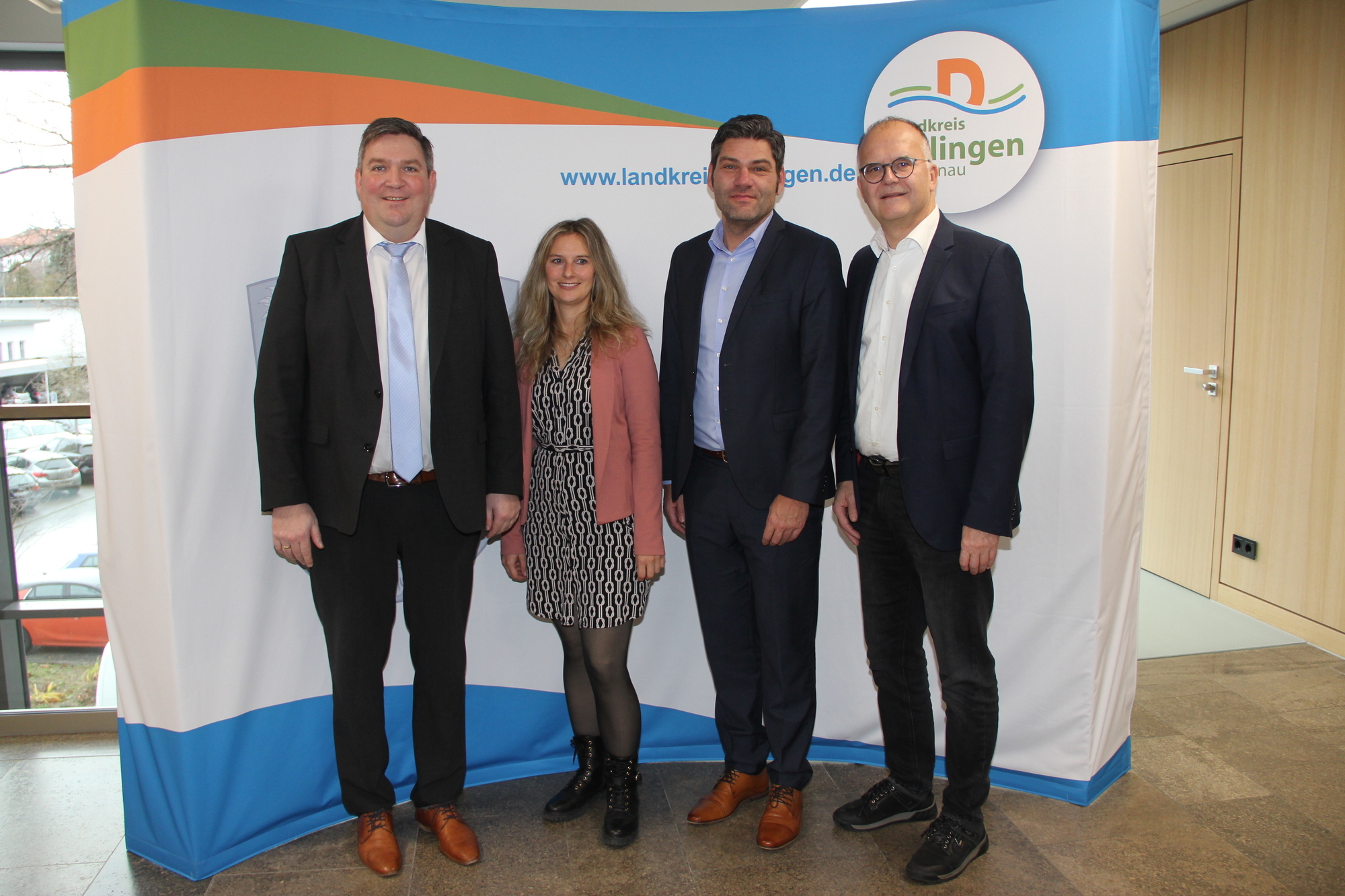 Amtsübergabe beim Jobcenter v.l.n.r. Landrat Markus Müller, Yvonne Ripper, Michael Künast, Richard Paul. Bildquelle: Landratsamt Dillingen