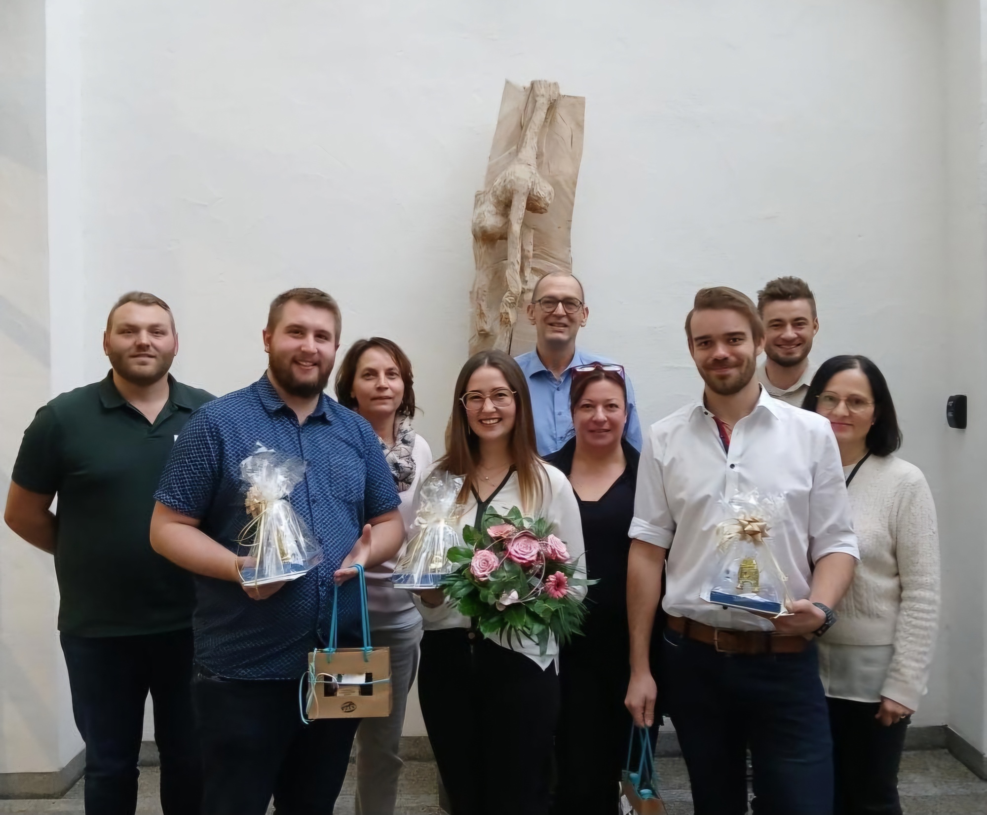 Links nach rechts: Andreas Frech (Pflegedienstleitung), Florian Kling (Absolvent), Margitta Brock (Intensivpflegefachkraft, Praxisanleiterin, Prüfungskommission), Svenja Reiter (Absolventin), Ärztlicher Direktor &amp; Chefarzt Dr. med. Wolfgang Geisser, Stefanie Czifra (Anästhesiepflegefachkraft, Praxisanleiterin, Prüfungskommission), Daniel Götz (Absolvent), Marco Gallenmiller (Intensivpflegefachkraft), Christine Munz (Intensivpflegefachkraft, stv. Stationsleitung. Foto: Kreiskliniken Dillingen-Wertingen
