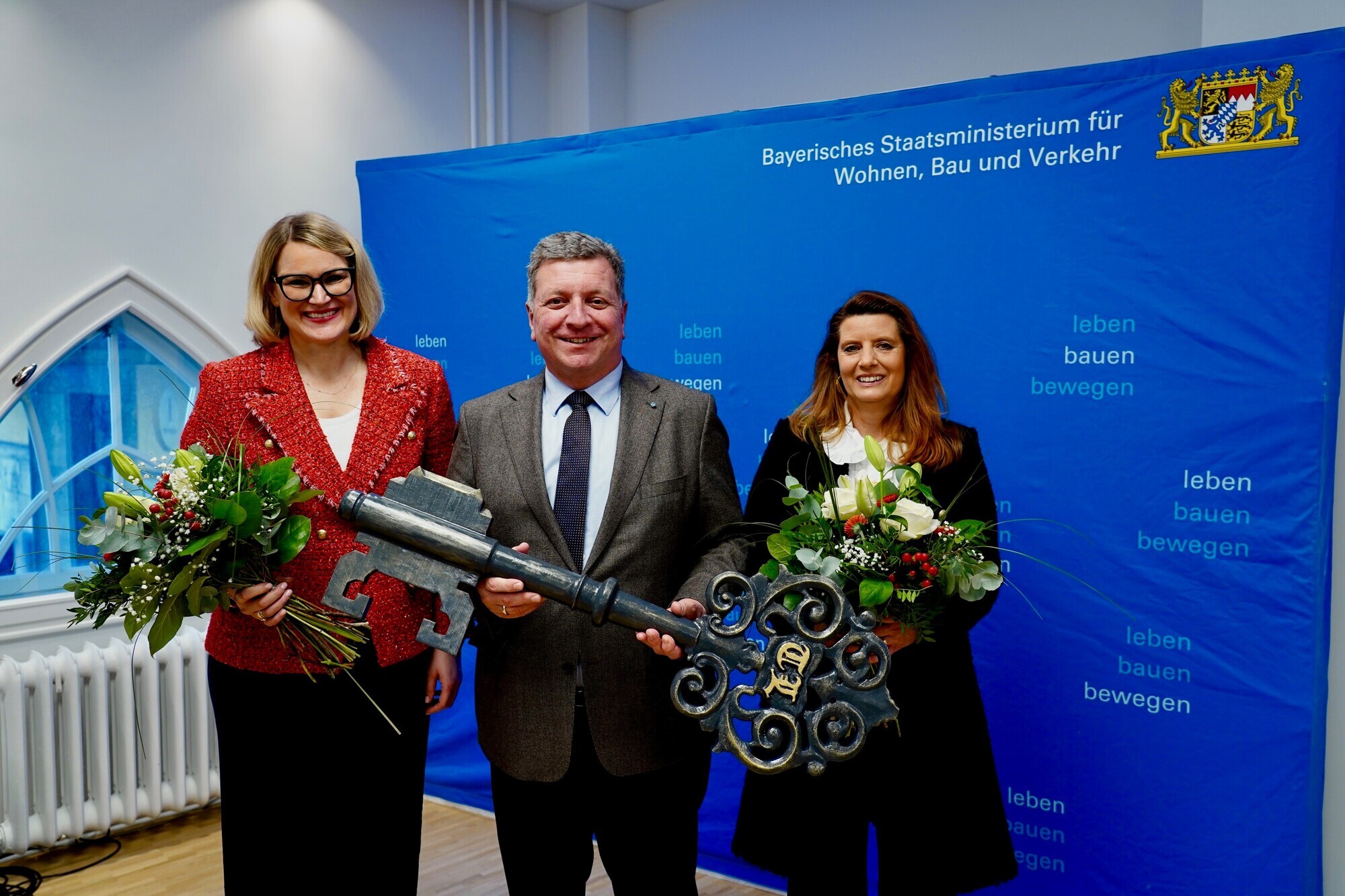 Auf dem Foto zu sehen (von links nach rechts): Eva Weber, Oberbürgermeisterin der Stadt Augsburg, Christian Bernreiter, Bayerischer Staatsminister für Wohnen, Bau und Verkehr, und Beatrice Braun-Lorenz, Eigentümerin. Foto: StMB