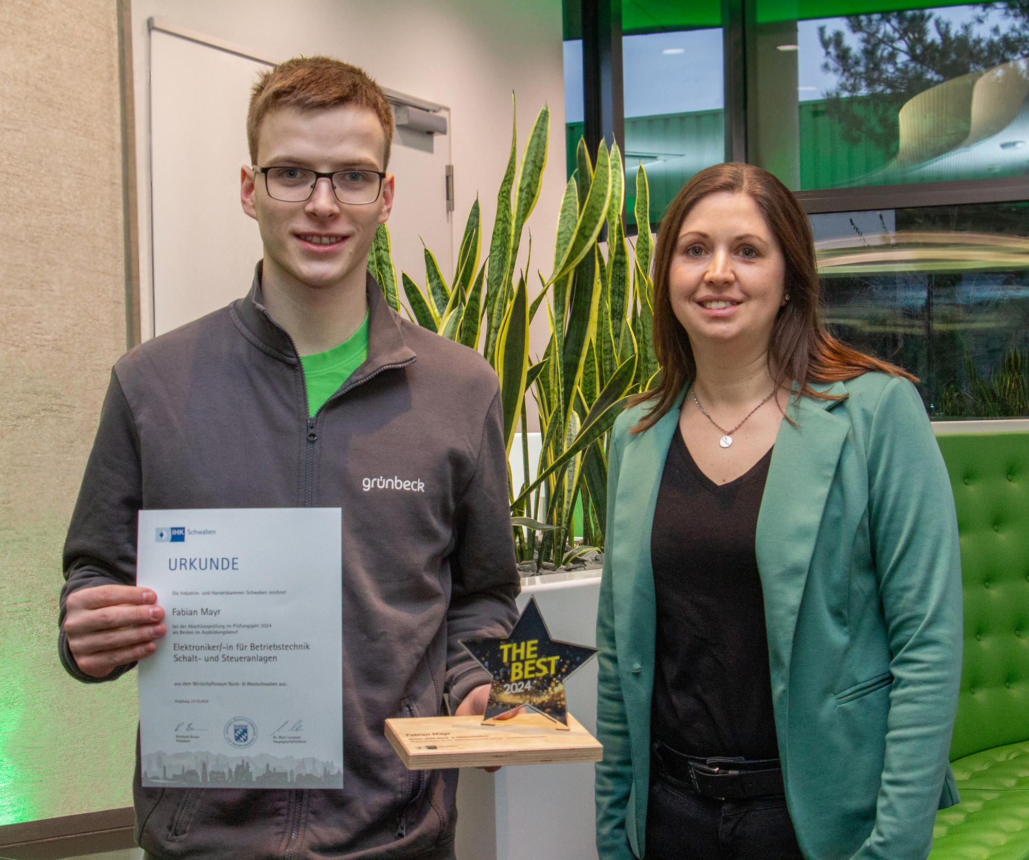 Grünbeck-Mitarbeiter Fabian Mayr wurde von der IHK Schwaben für seinen hervorragenden Ausbildungsabschluss geehrt. Mit ihm freut sich Aus- und Weiterbildungskoordinatorin Sabrina Steiner. Foto: Grünbeck AG