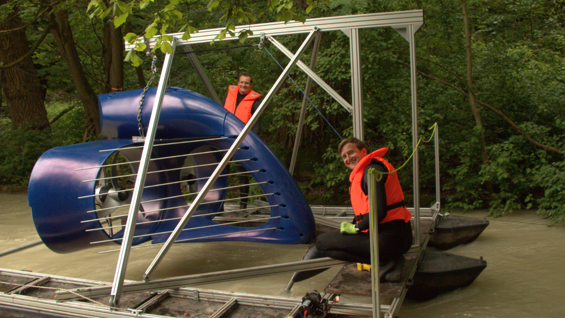 Installation der Energyfish Pilotanlage Auer Mühlbach mit (v. l.) Dr. Richard Eckl und Dr. Georg Walder. Foto: Energ