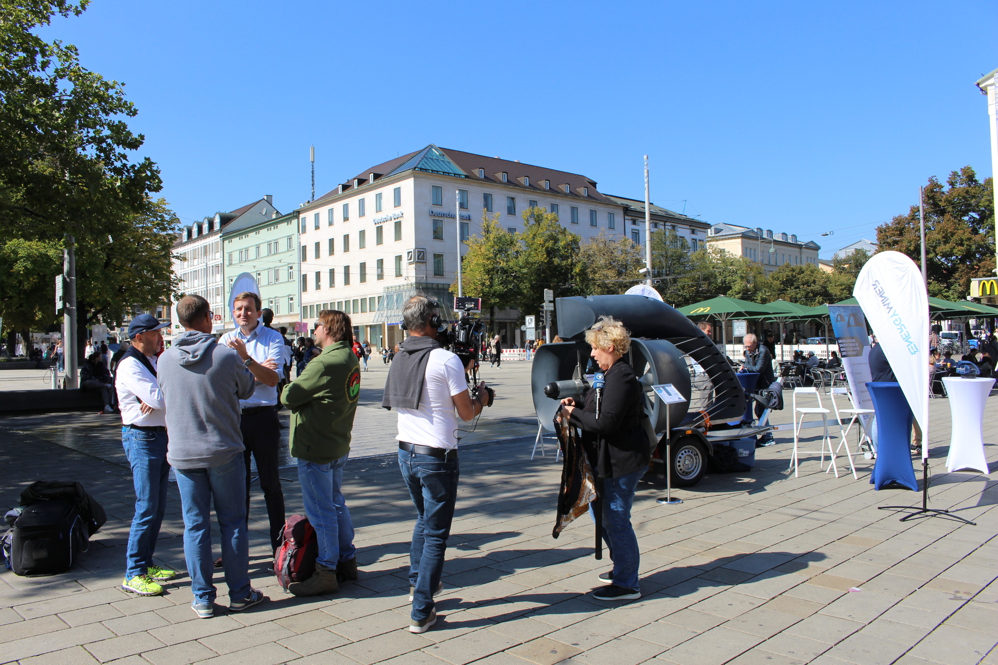 Bereits bei der Infoveranstaltung am Augsburger Manzù-Brunnen gab es intensive Gespräche mit Vertretern des Fischereiverbands. F