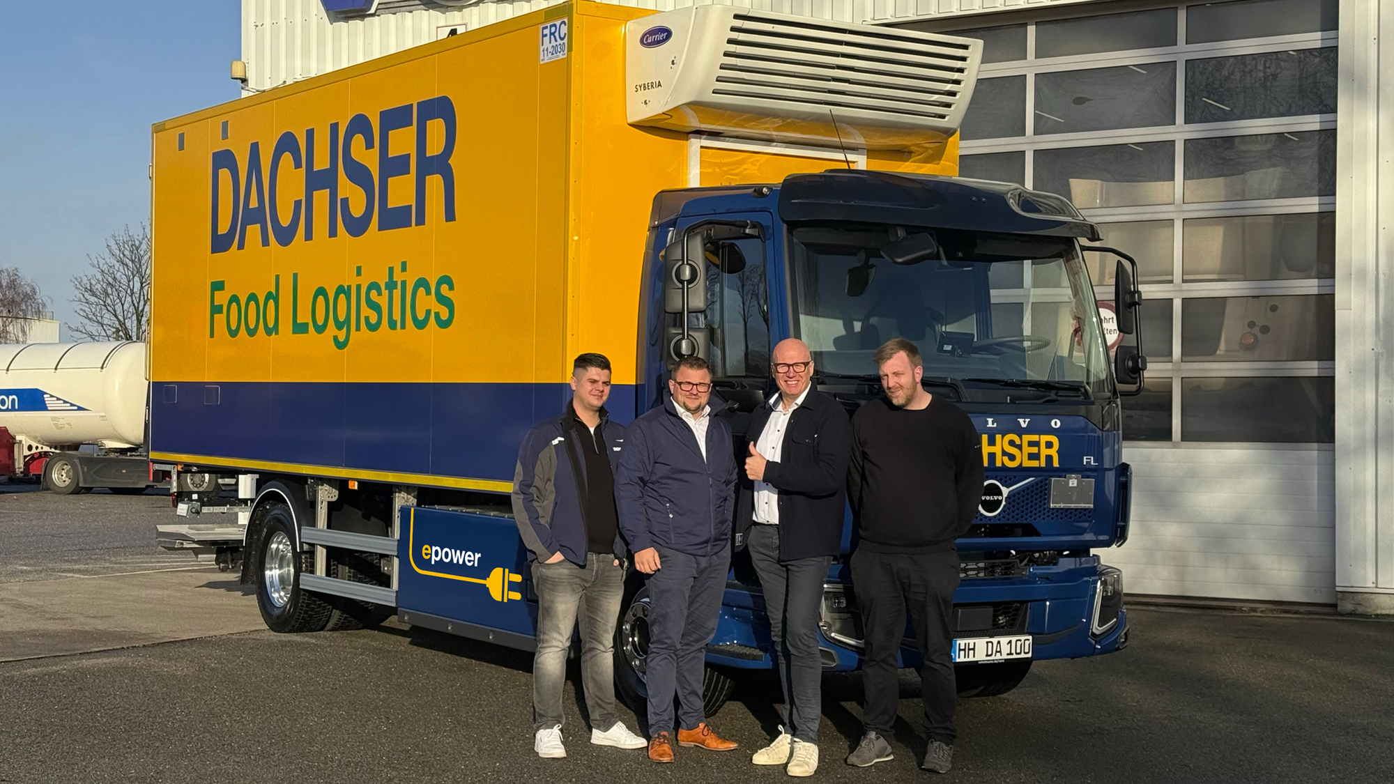Dachser Food Logistics setzt den 100. Elektro-Lkw ein. Von links nach rechts: Daniel Lewandowski, Christoph Kellermann, Ralf Hansen und Marcel Osse. Bild: Dachser