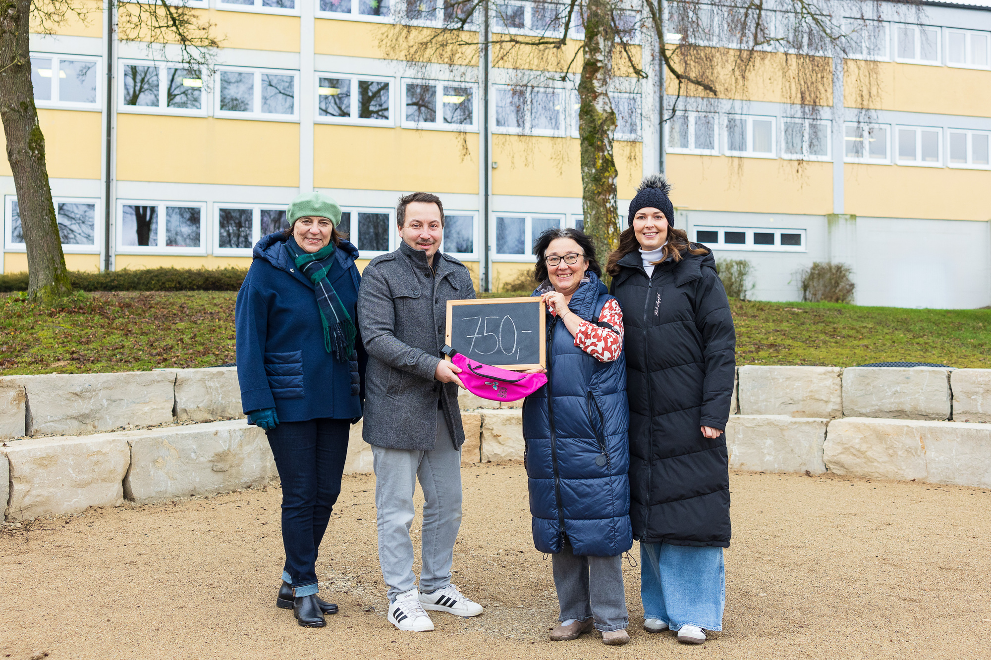 v.l.n.r.: Bürgermeisterin Karin Bergdolt, Gemeinde Mönchsdeggingen Marco Kleebauer, Organisator Forum Junge Kunst und Kreissprec