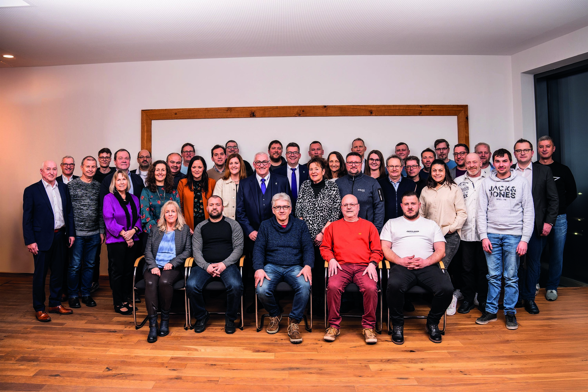 Die Geschäftsleitung mit Ferdinand Munk und Alexander Werdich (Mitte) und Leopold Munk (links) ehrt die Jubilare der Munk Group mit Betriebszugehörigkeiten von fünf bis 40 Jahren. Foto: Munk Group / Tobias Atzkern