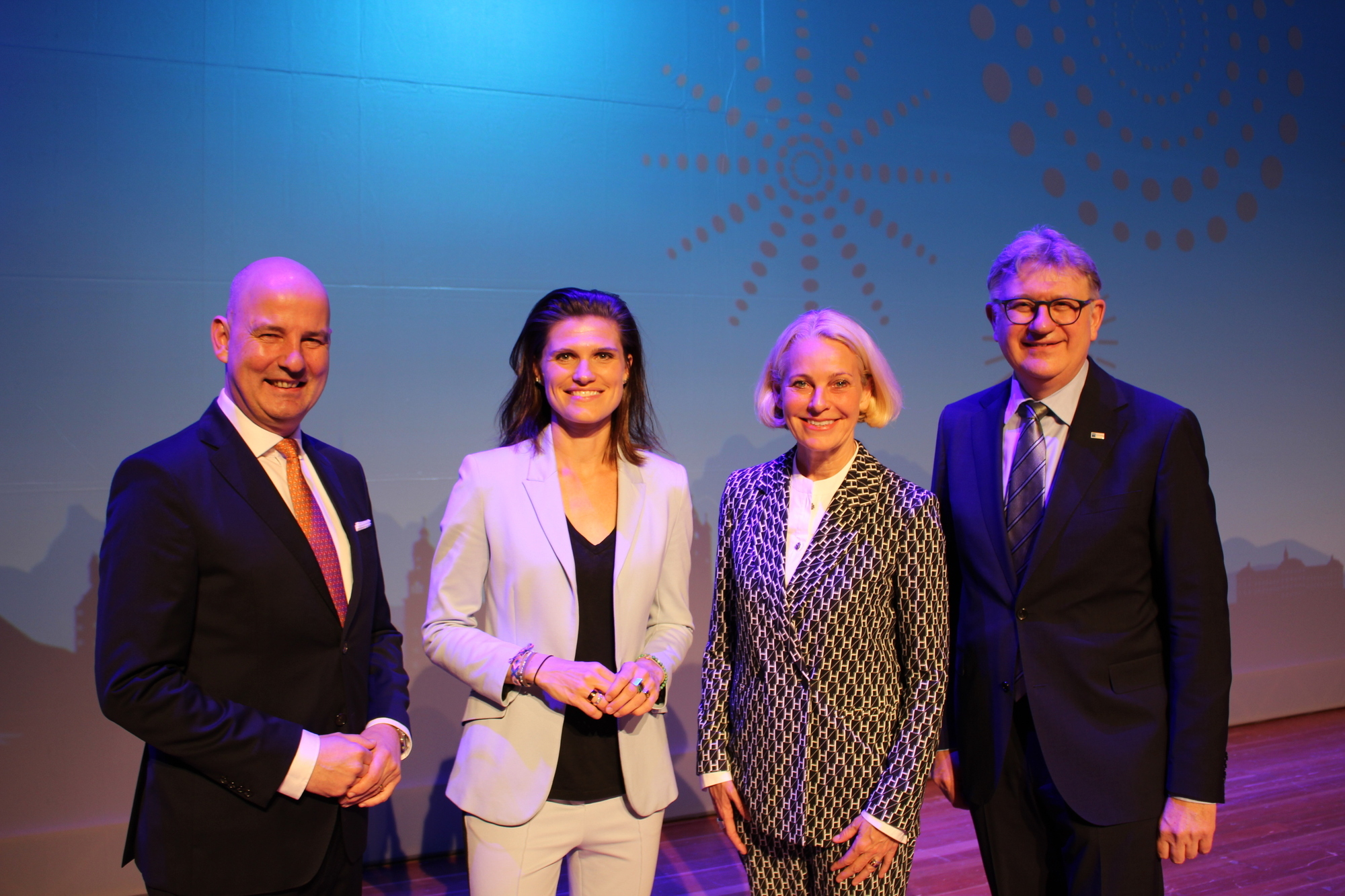Die IHK Schwaben hat bei ihrem Neujahrsempfang den Schwerpunkt auf KI gelegt. Als Key-Speakerinnen waren dazu die KI-Expertinnen Léa Steinacker (Mitte links) und Miriam Meckel (Mitte rechts) geladen. IHK-Hauptgeschäftsführer Marc Lucassen (links) und IHK-Präsident Reinhold Braun (rechts) sehen in KI für die bayerisch-schwäbischen Unternehmen großes Potenzial. Foto: B4B/ Angelina Märkl