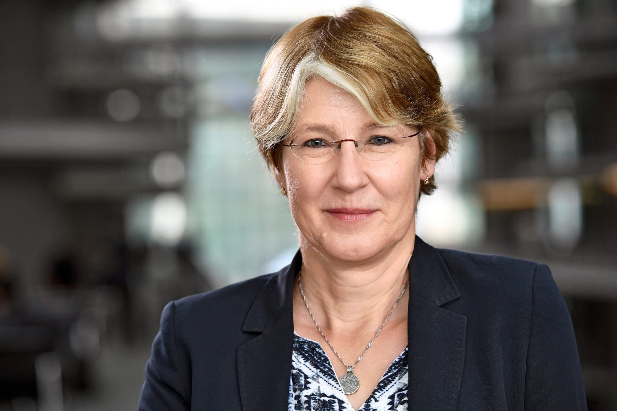 Ulrike Bahr blickt freundlich in die Kamera. Sie ist frontal abgebildet.