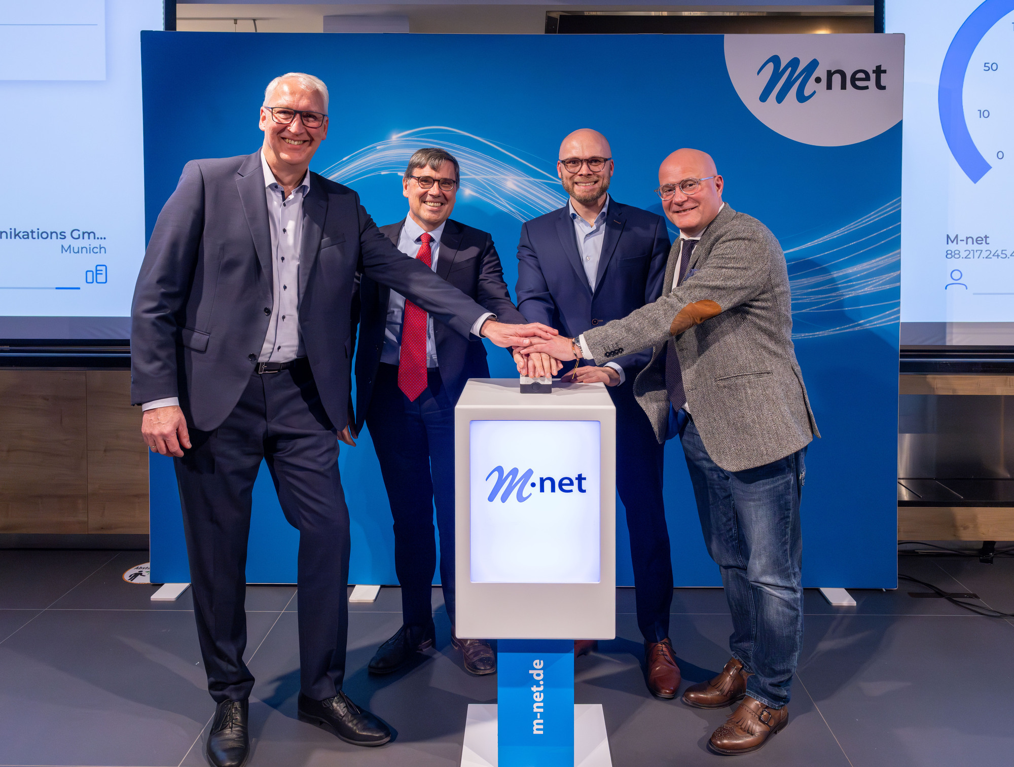 Offizieller Start des neuen M-net Hyperspeed-Tarifs mit (v.r.) dem Münchner Stadtrat Christian Vorländer, dem Bayerischen Staatsminister für Digitales Dr. Fabian Mehring, dem Sprecher der M-net Geschäftsführung Nelson Killius und dem Technischen Geschäftsführer Maximilian Oertle. Foto: M-net/Alexandra Beier