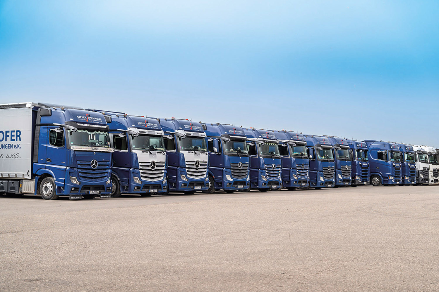 In dem modernen Fuhrpark der Spedition Stefan Eisenhofer, Transporte &amp; Frachtvermittlungen, finden sich mit über 60 eigenen Fahrzeugen unterschiedlichste Fahrzeugvarianten für diverseste Anforderungen. Foto: Stefan Eisenhofer e. K.