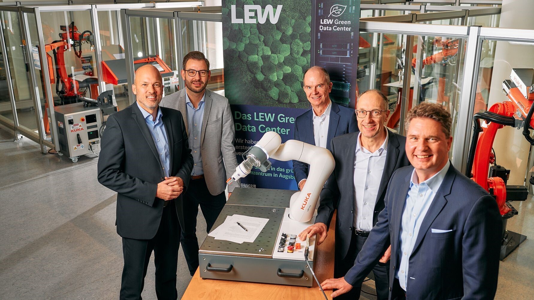 Symbolische Unterzeichnung der Kooperationsvereinbarung (v.l.n.r.): LEW-Vorstand Christian Barr, Dominik Sandner, Head of Core IT -Infrastructure Services KUKA AG, Dietrich Gemmel, LEW-Vorstand, Peter Mohnen, CEO der KUKA AG, und Jörg Steins, Geschäftsführer LEW TelNet. Bildquelle: Felix Baptist / LEW