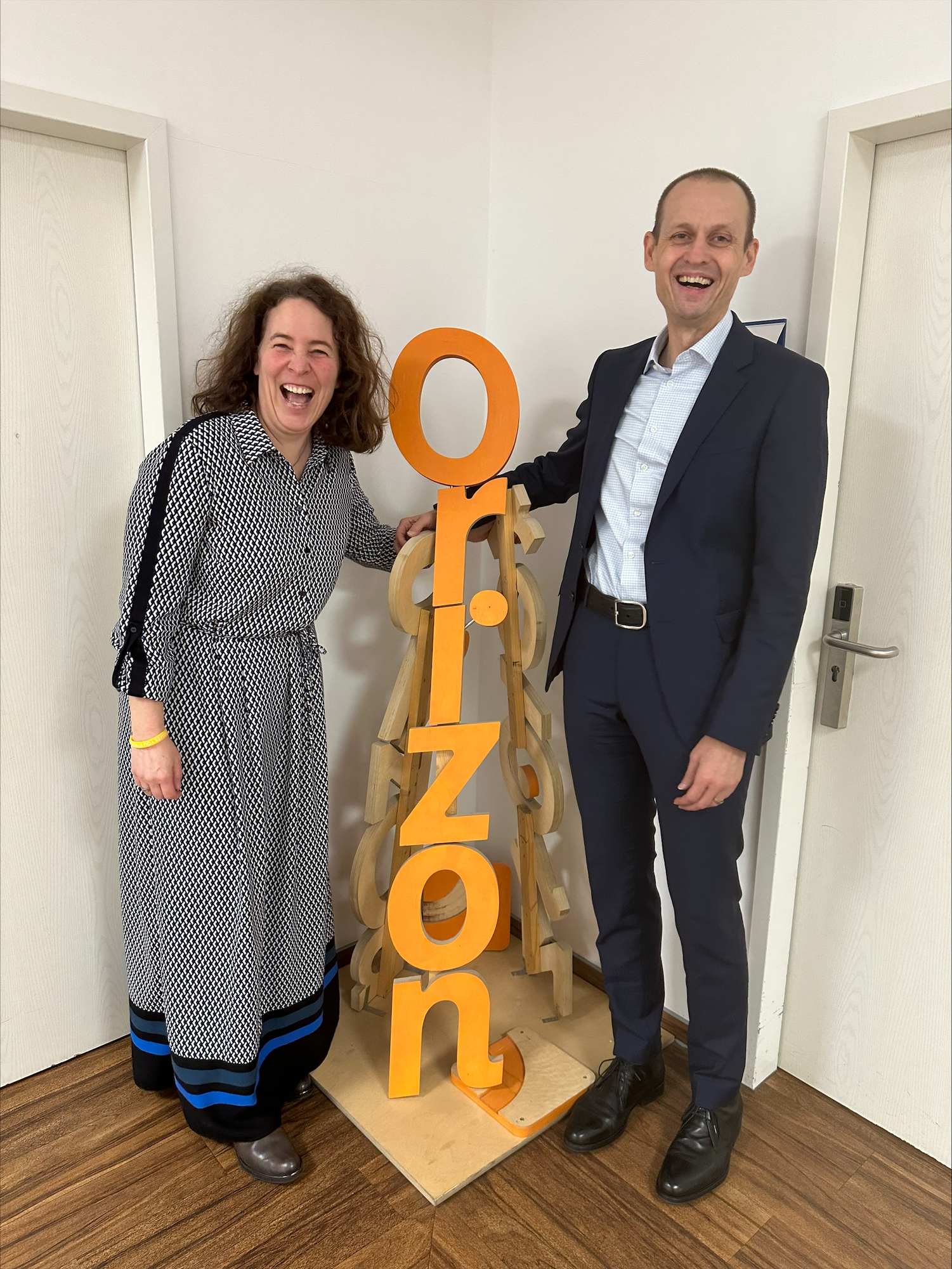 CEO Daniela Kühne gratuliert Thorsten Eska, CFO, zu seiner Berufung als Geschäftsführer. Bildquelle: Orizon Gruppe