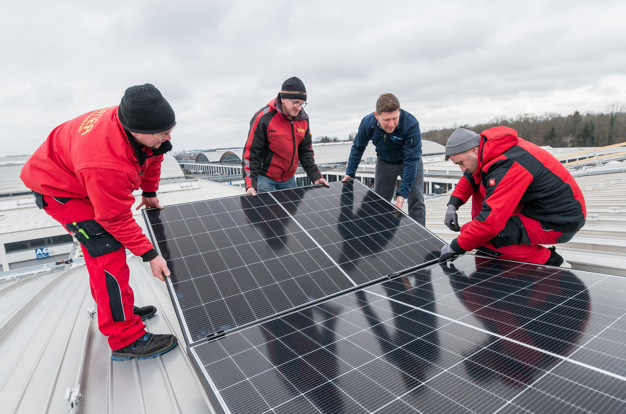 Die ersten von insgesamt 12 350 PV-Modulen wurden auf dem Messe-Dach der Halle A7 montiert. Bildquelle: Messe Friedrichshafen GmbH