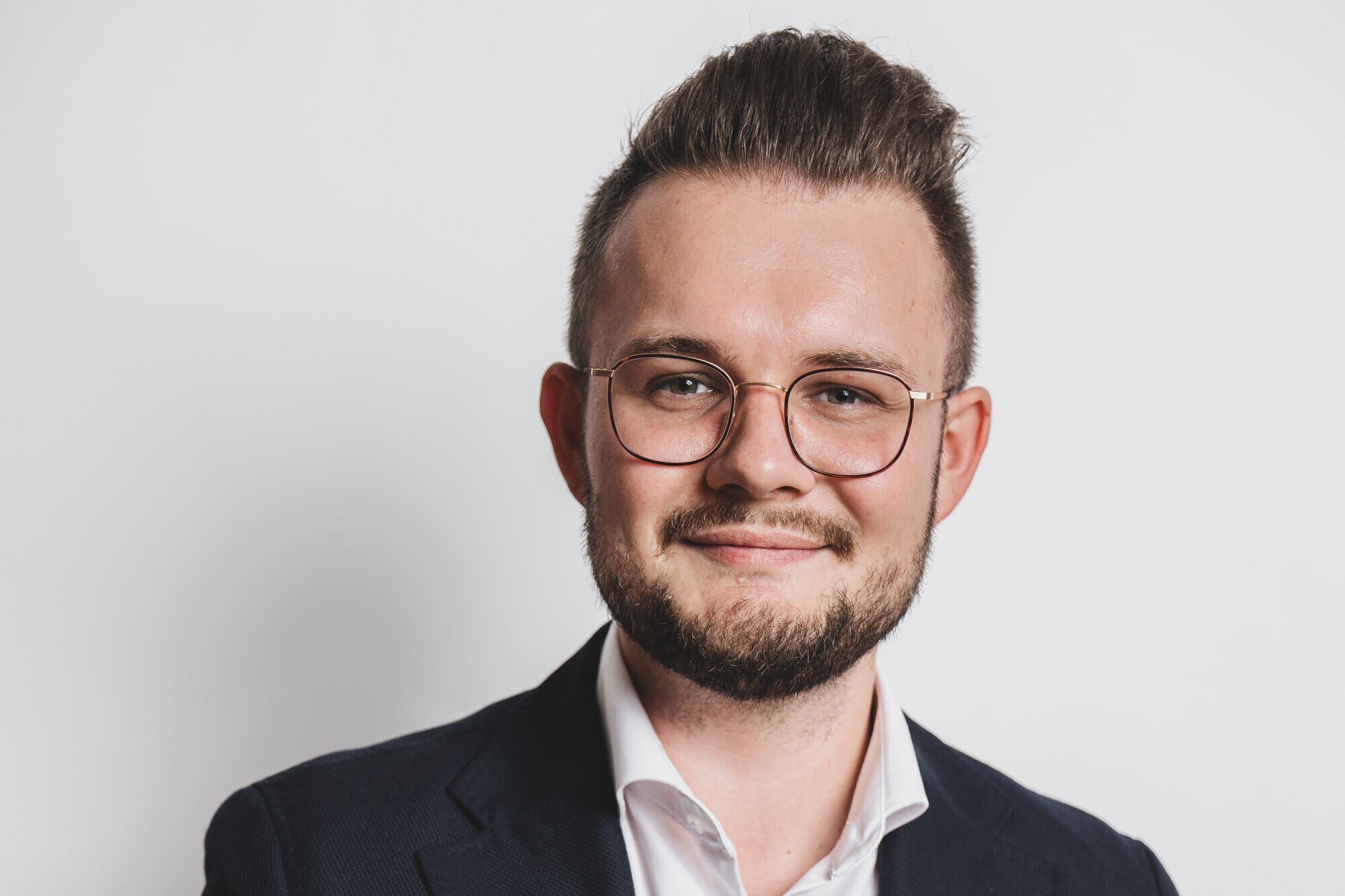 Maximilian Funke-Kaiser blickt lächelnd in die Kamera.
